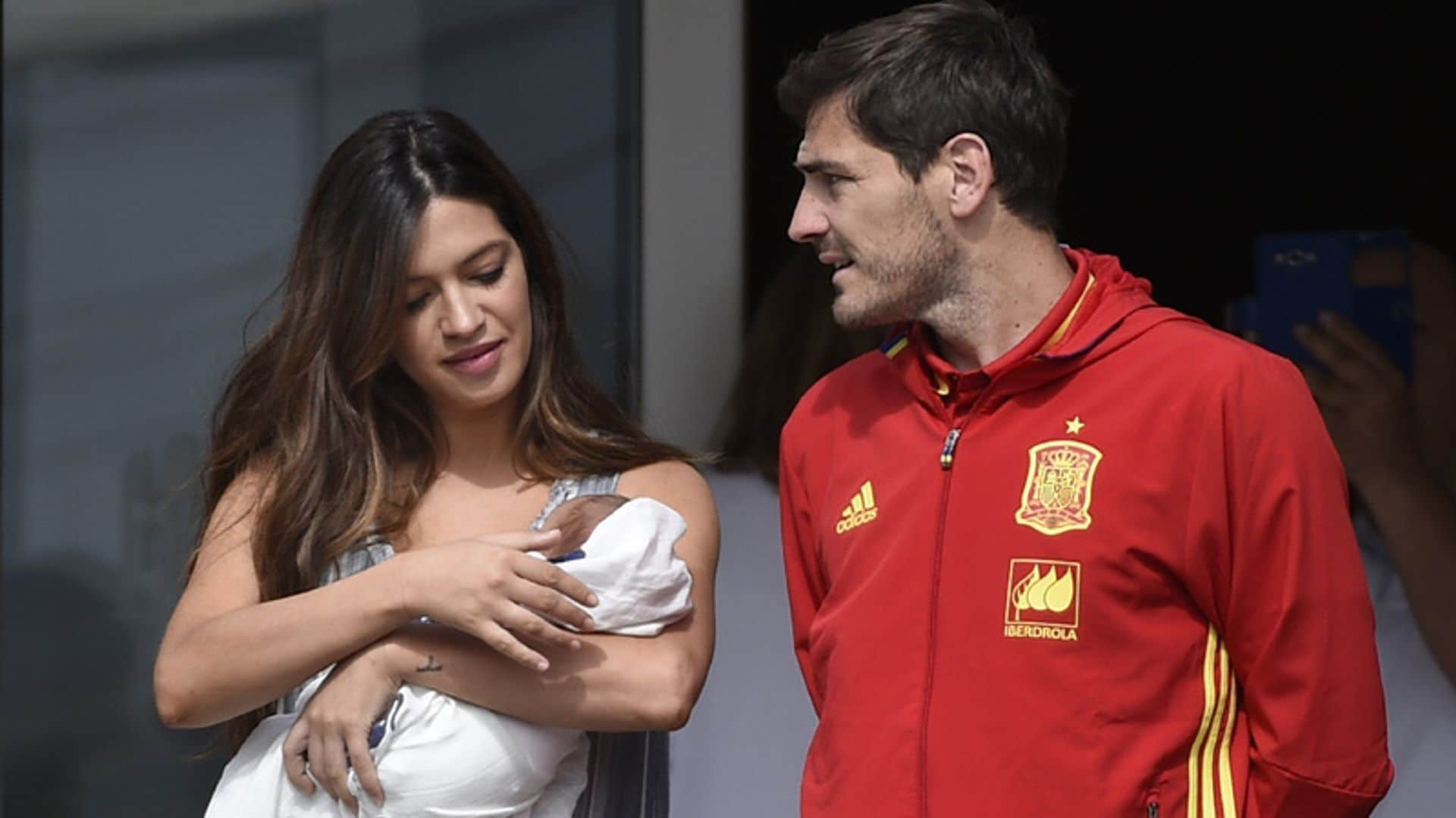 Iker Casillas y Sara Carbonero abandonan el hospital con el pequeño Lucas