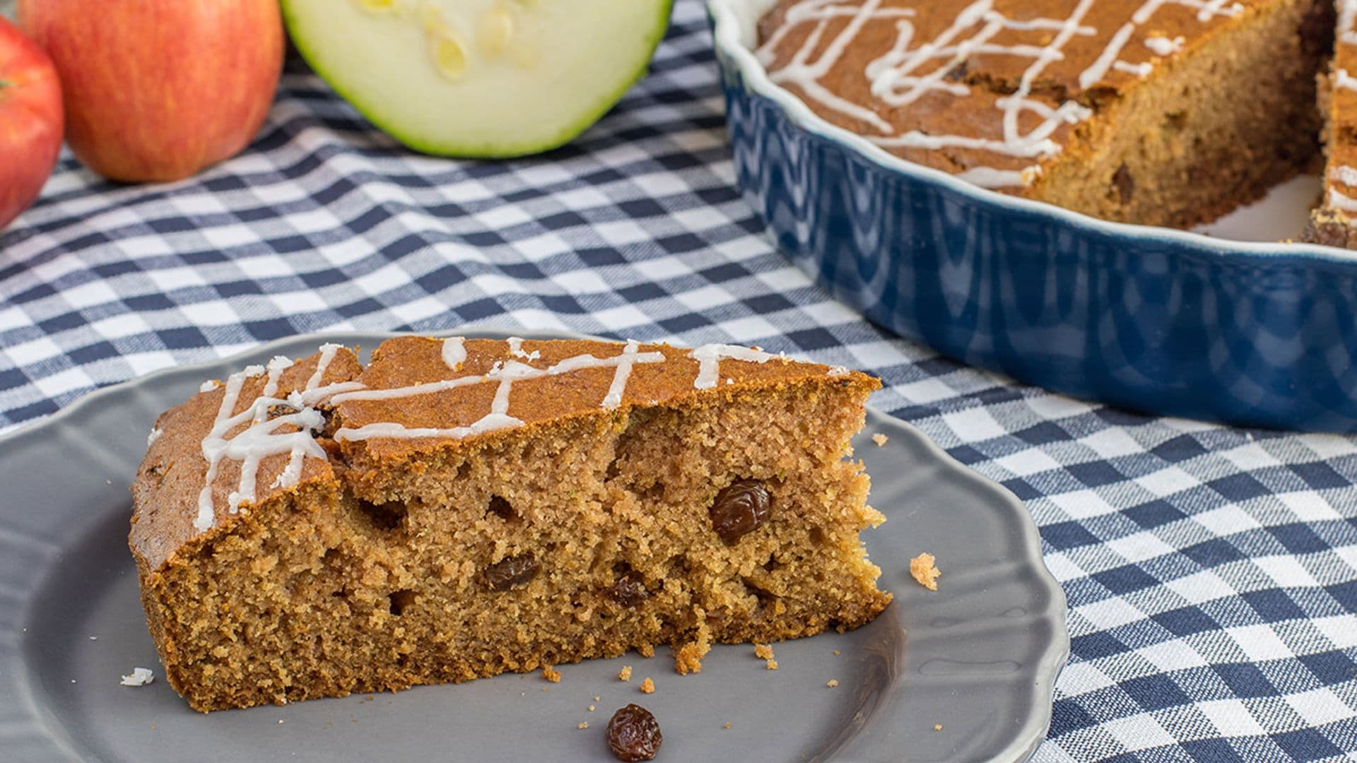 Bizcocho de calabacín y manzana con jengibre, canela y pasas