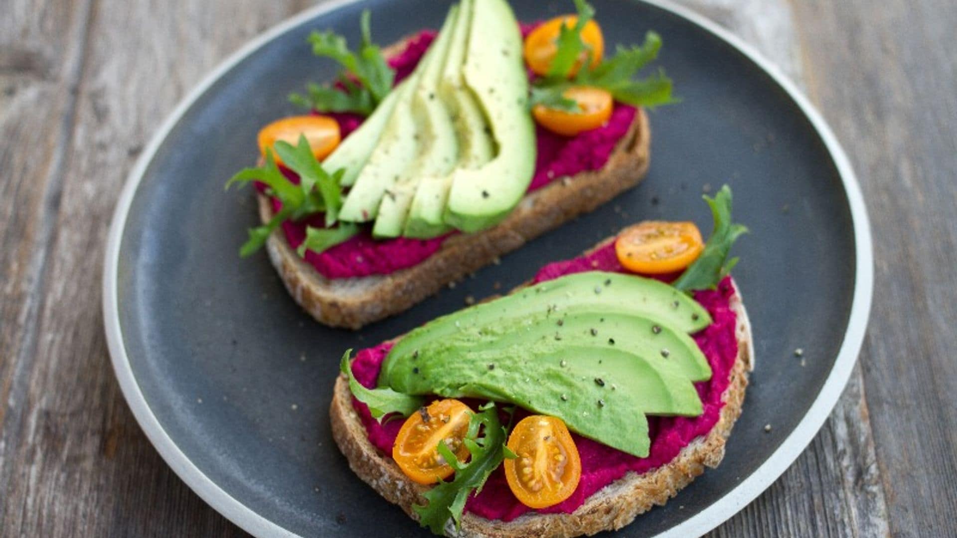 Tostadas con hummus de remolacha y aguacate