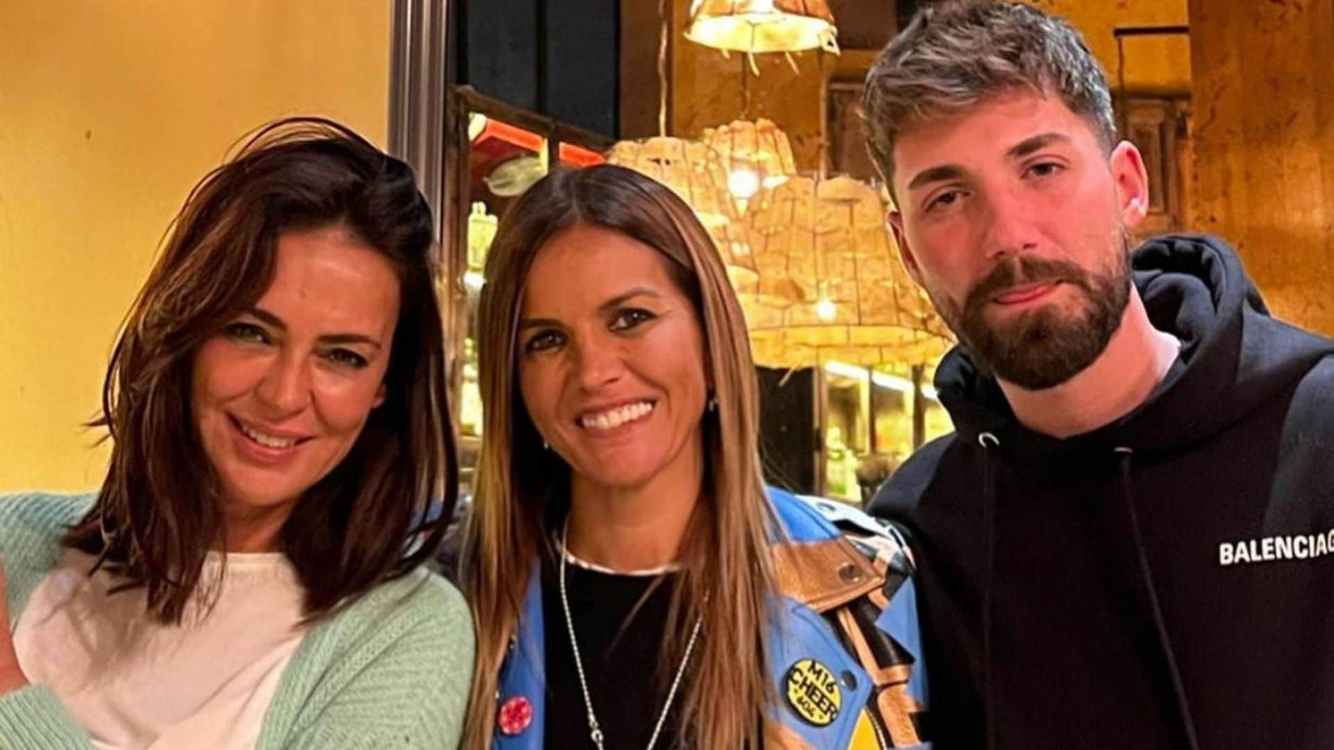 Olga Moreno se deja querer por dos grandes amigos de 'Supervivientes' en su momento más duro