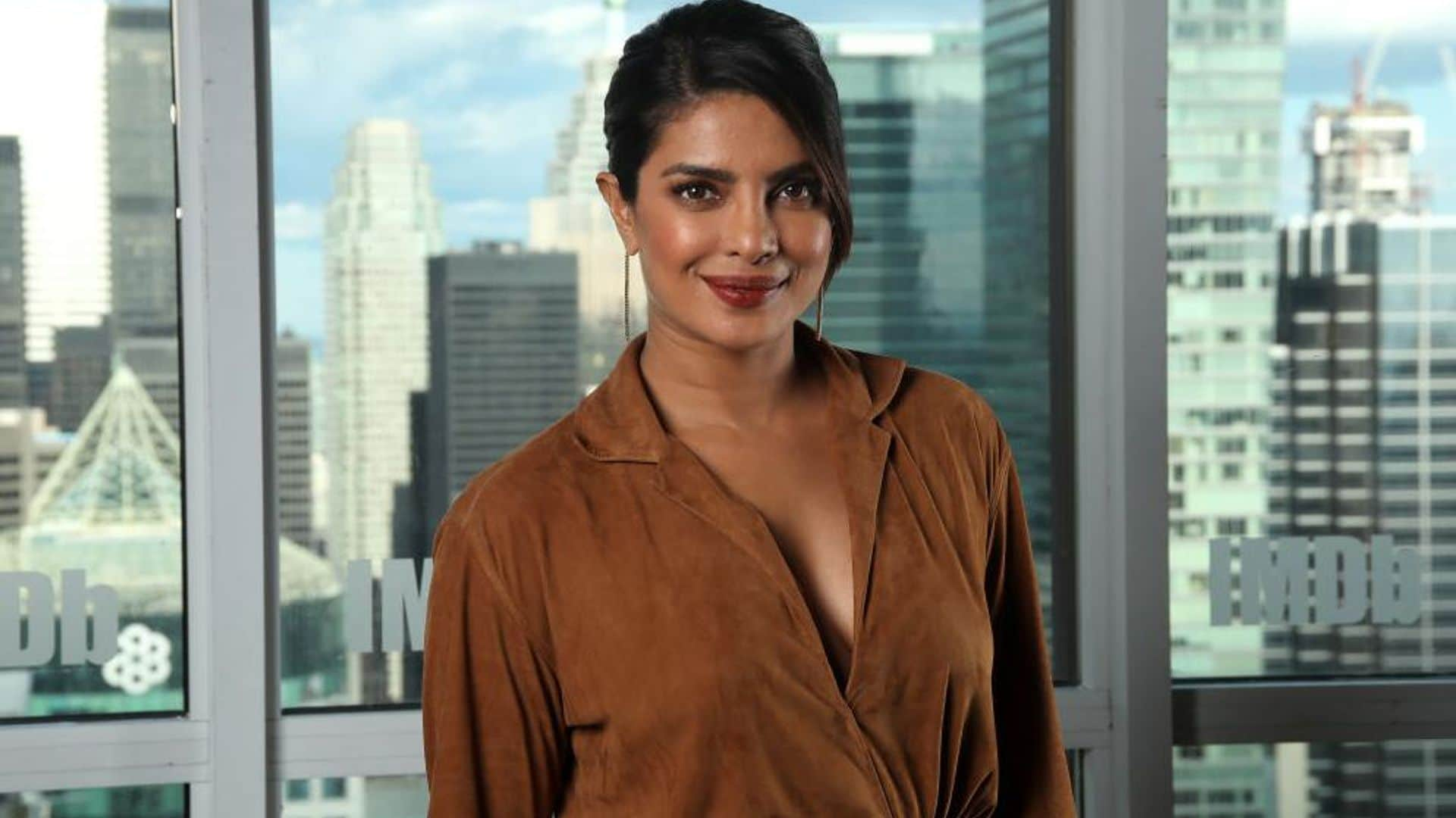 3 tips básicos para llevar looks monocromáticos al estilo de Priyanka Chopra