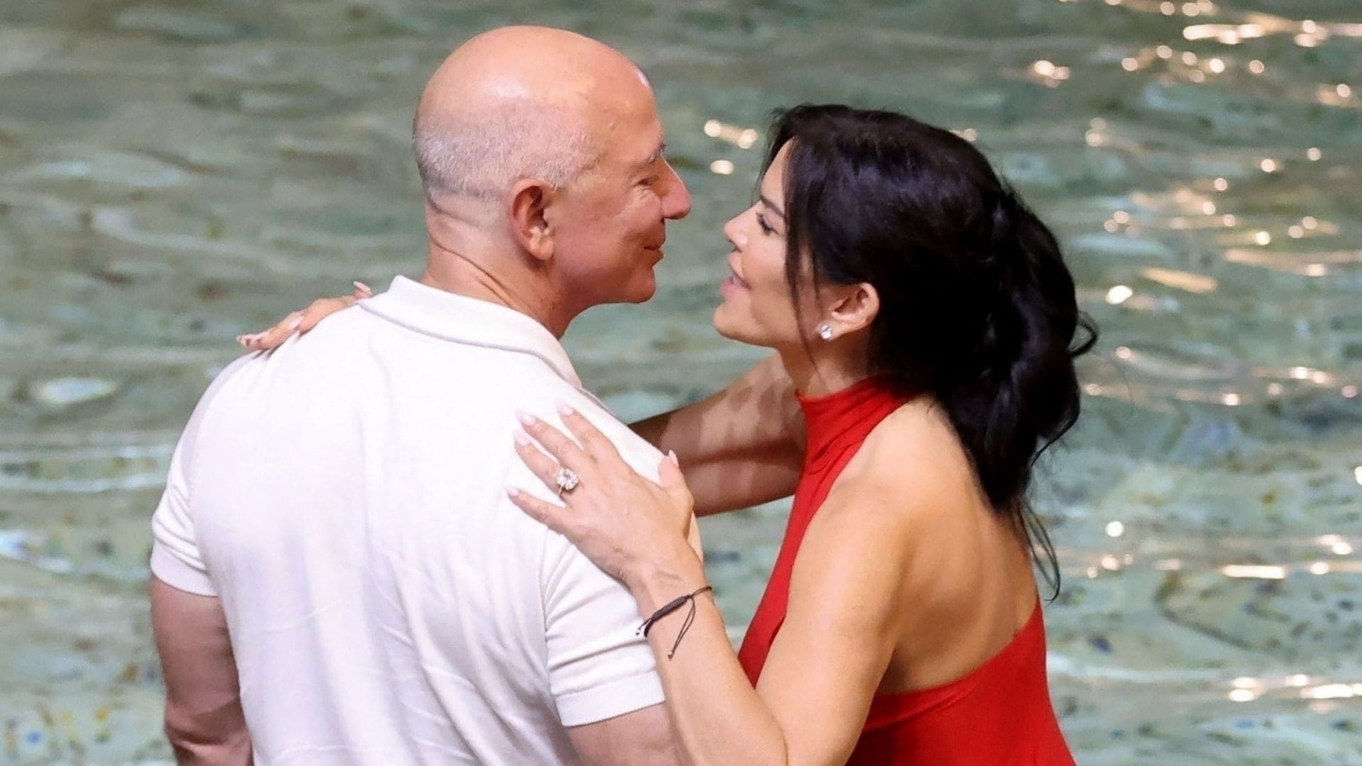 Con la Fontana di Trevi como telón de fondo, Lauren Sanchez y Jeff Bezos disfrutan de una romántica cita en Roma