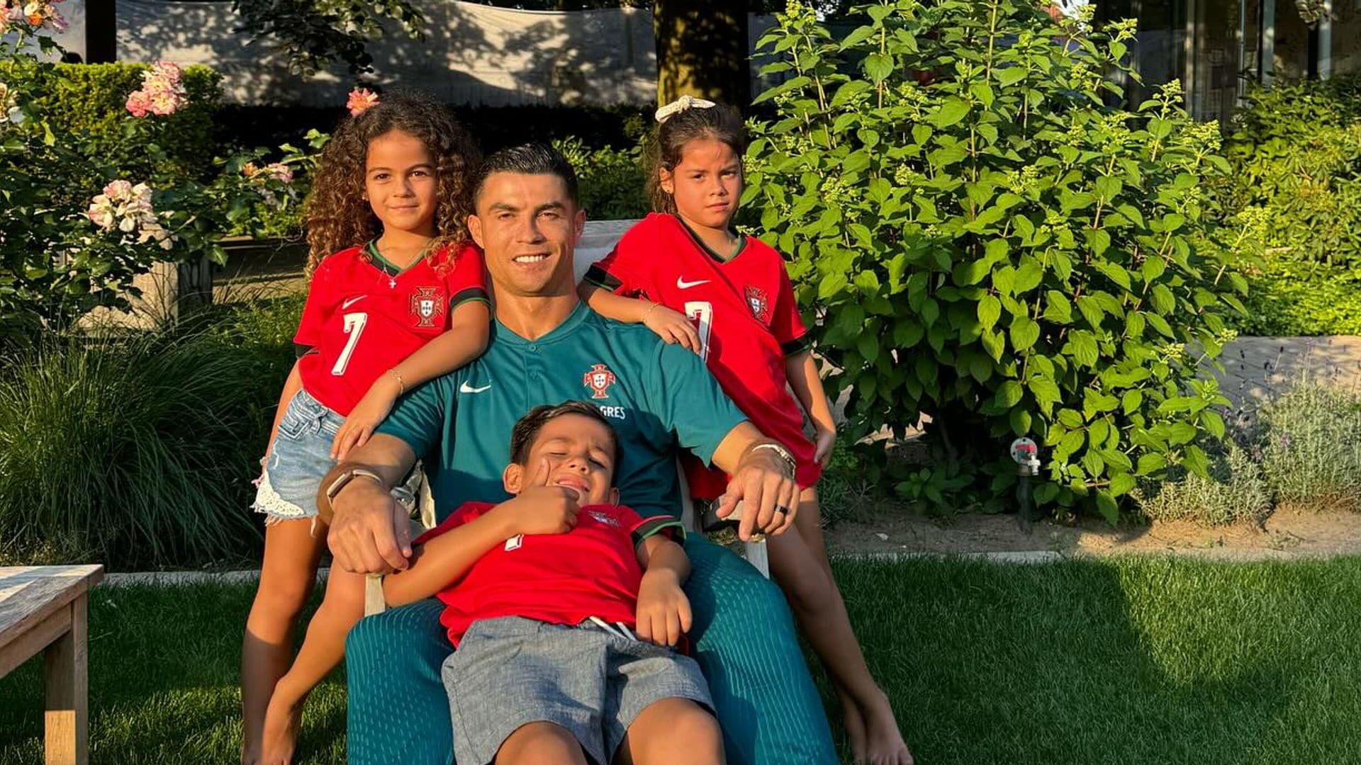 Cristiano Ronaldo y sus hijos Alana, Eva y Mateo.