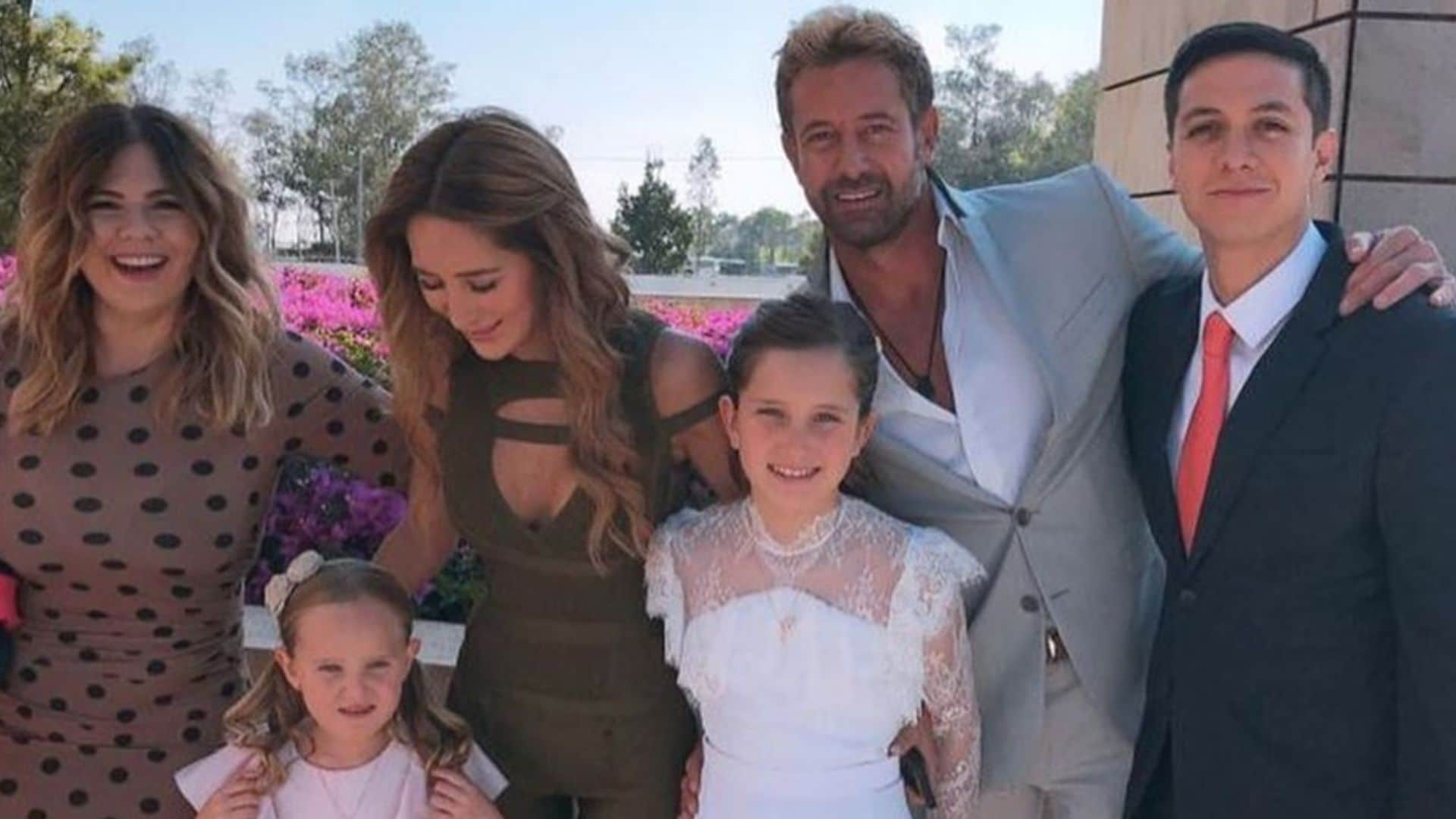 Geraldine Bazán y Gabriel Soto juntos por la primera comunión de su hija Elissa Marie