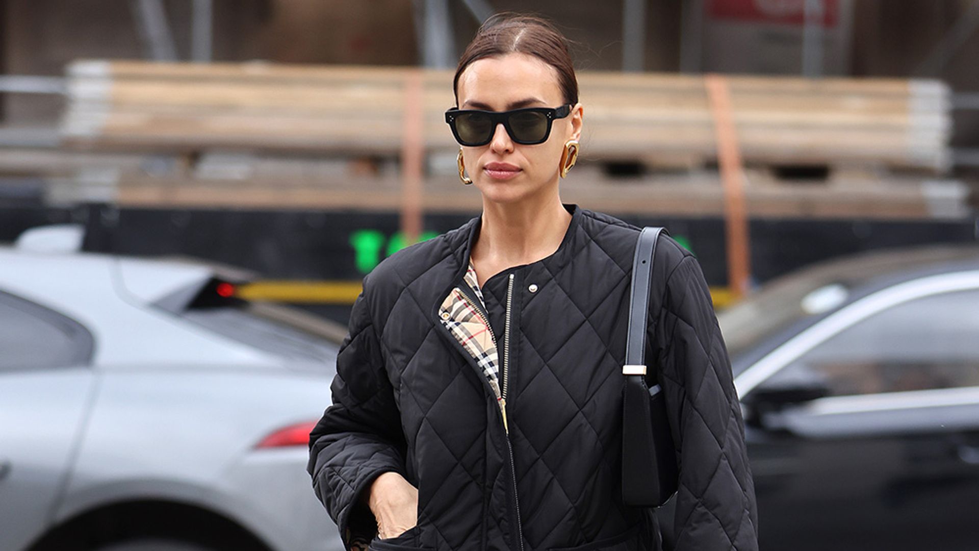 Este otoño, prueba el combo de Irina Shayk que más estiliza: botas de caña infinita y 'leggings'