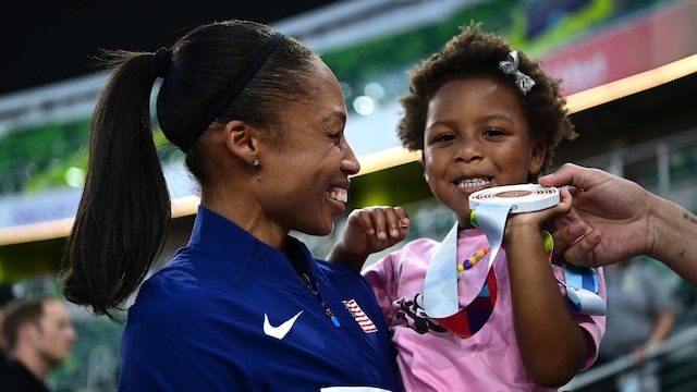 allyson felix con su hija tras conseguir una medalla 