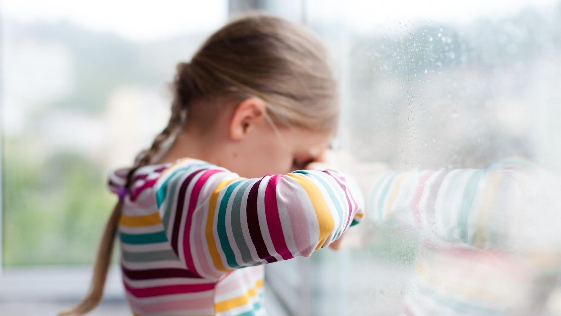 ni a triste apoyada en ventana