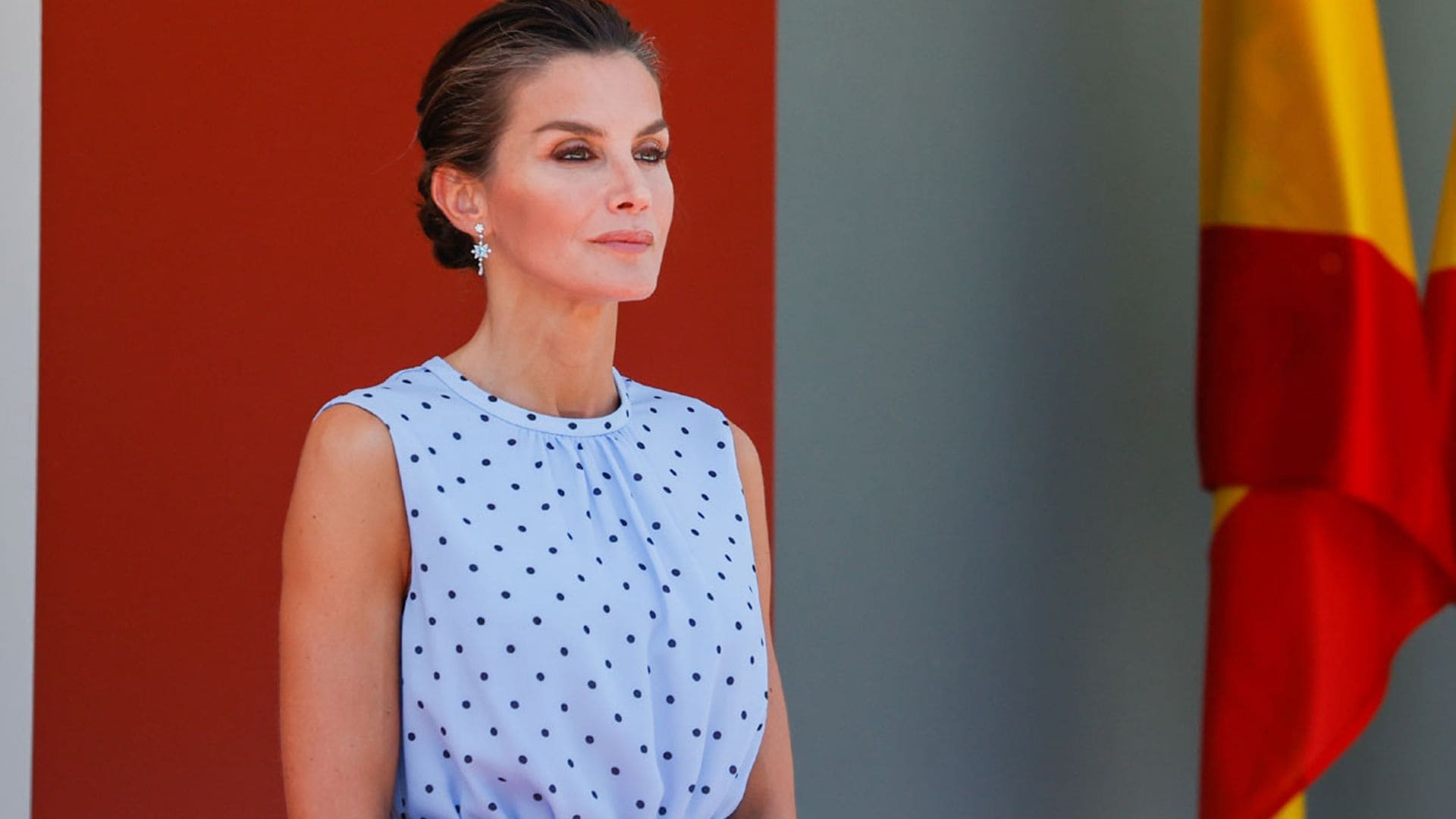 Doña Letizia recuerda sus días como princesa con un vestido celeste de lunares