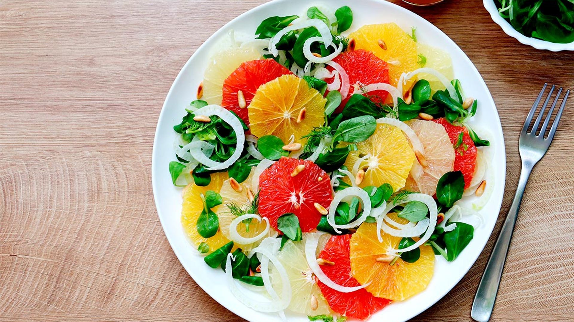 Ensalada de cítricos y piñones con aliño de lima-limón