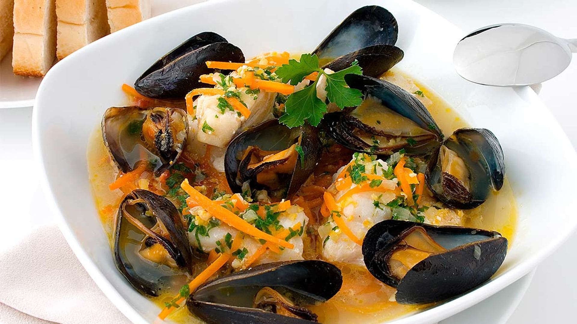 Guiso de mejillones con pescado blanco