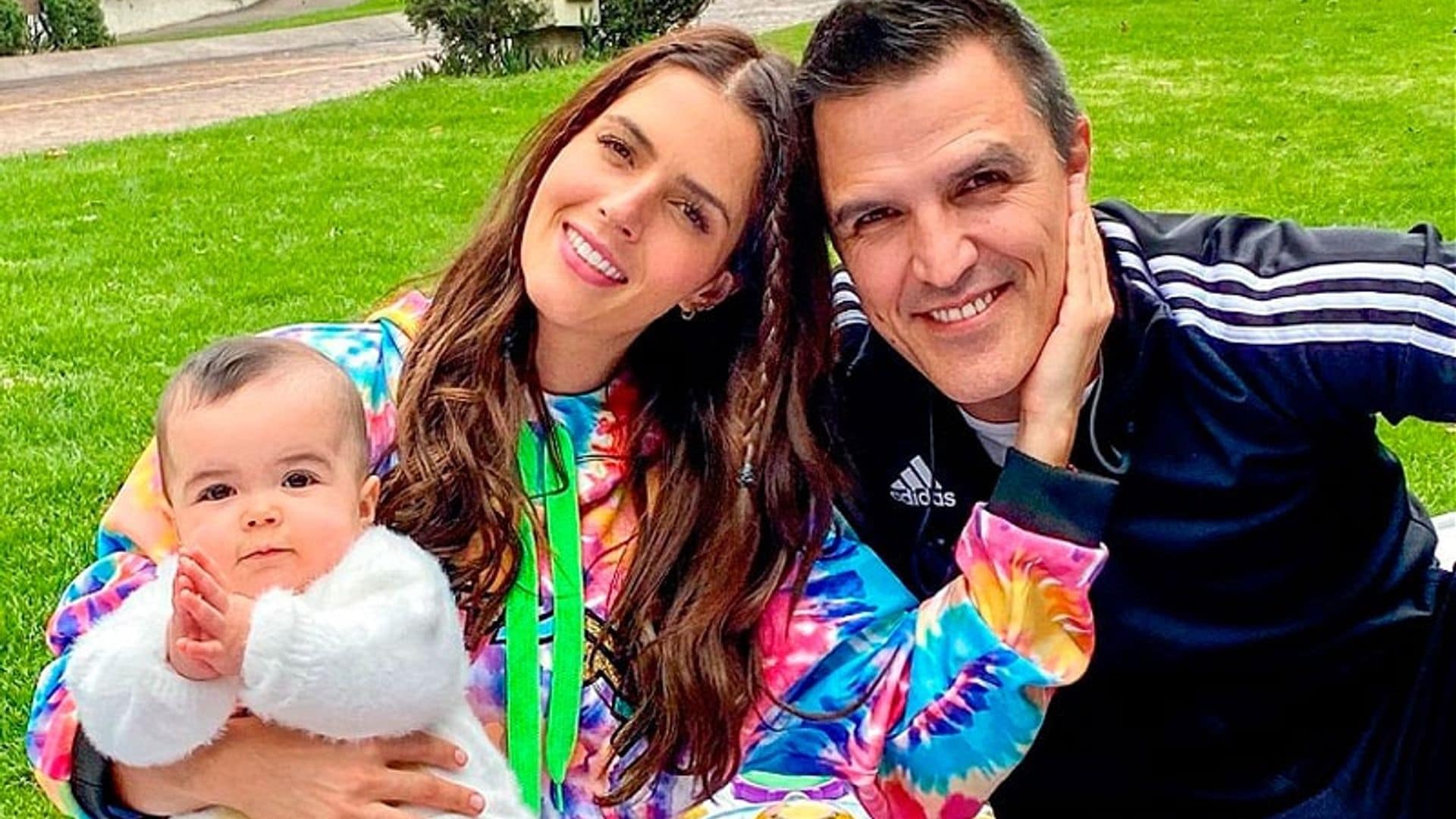 Por primera vez, Claudia Álvarez y Billy Rovzar celebran su aniversario con su hija Kira