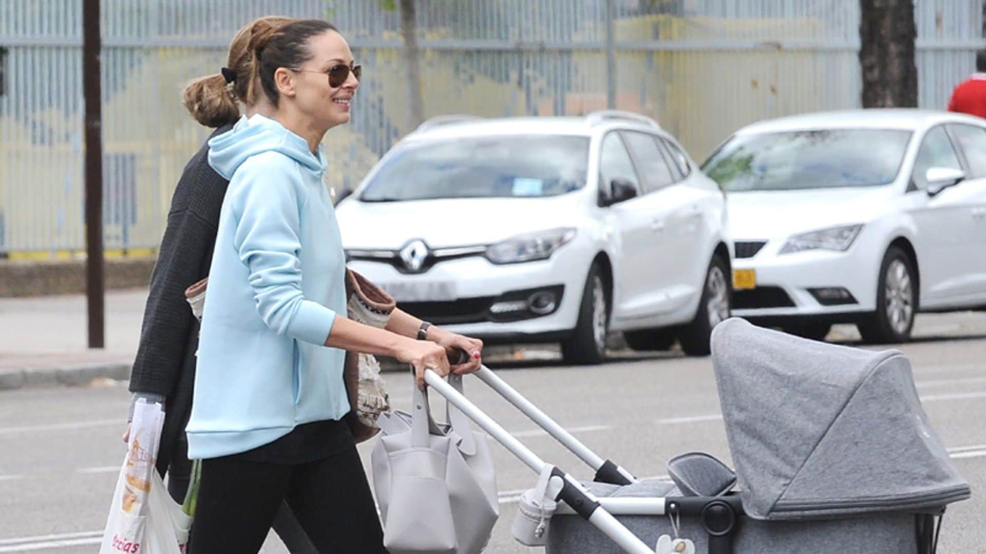 Eva González ya pasea con el pequeño Cayetano por Madrid