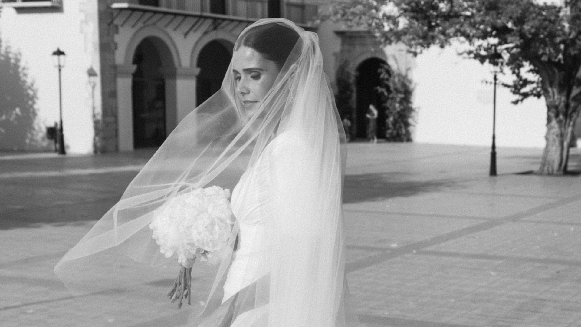 Un vestido midi de satén, desmontable y con bordados para la boda de Claudia en Castellón