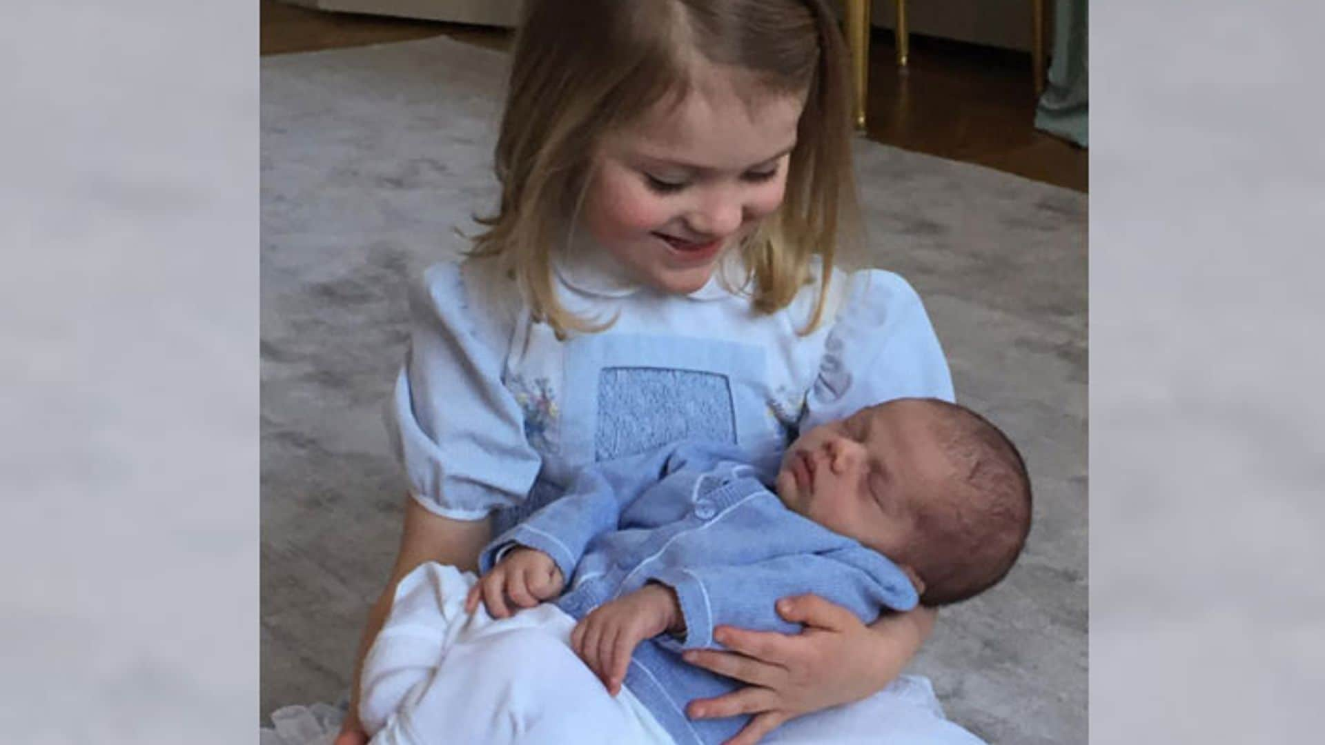 Estelle de Suecia posa por primera vez con su hermanito, el príncipe Oscar, ¡y son adorables!