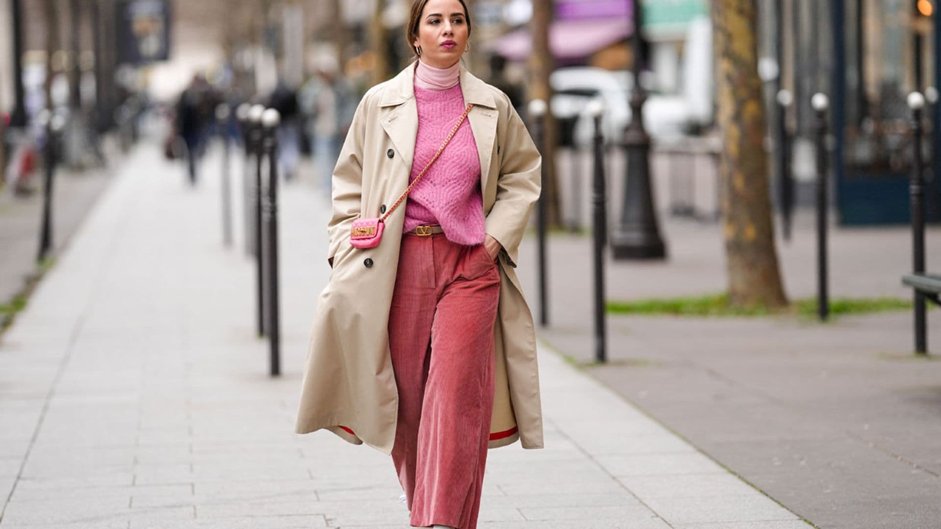 Inspírate en estos looks con gabardina para los días de invierno con sol