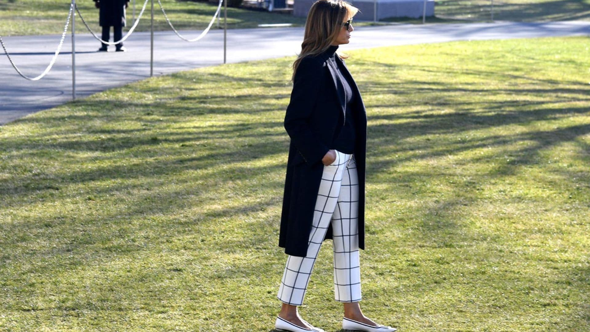 El look de viaje de Melania para ir del aeropuerto a la oficina sin pasar por casa