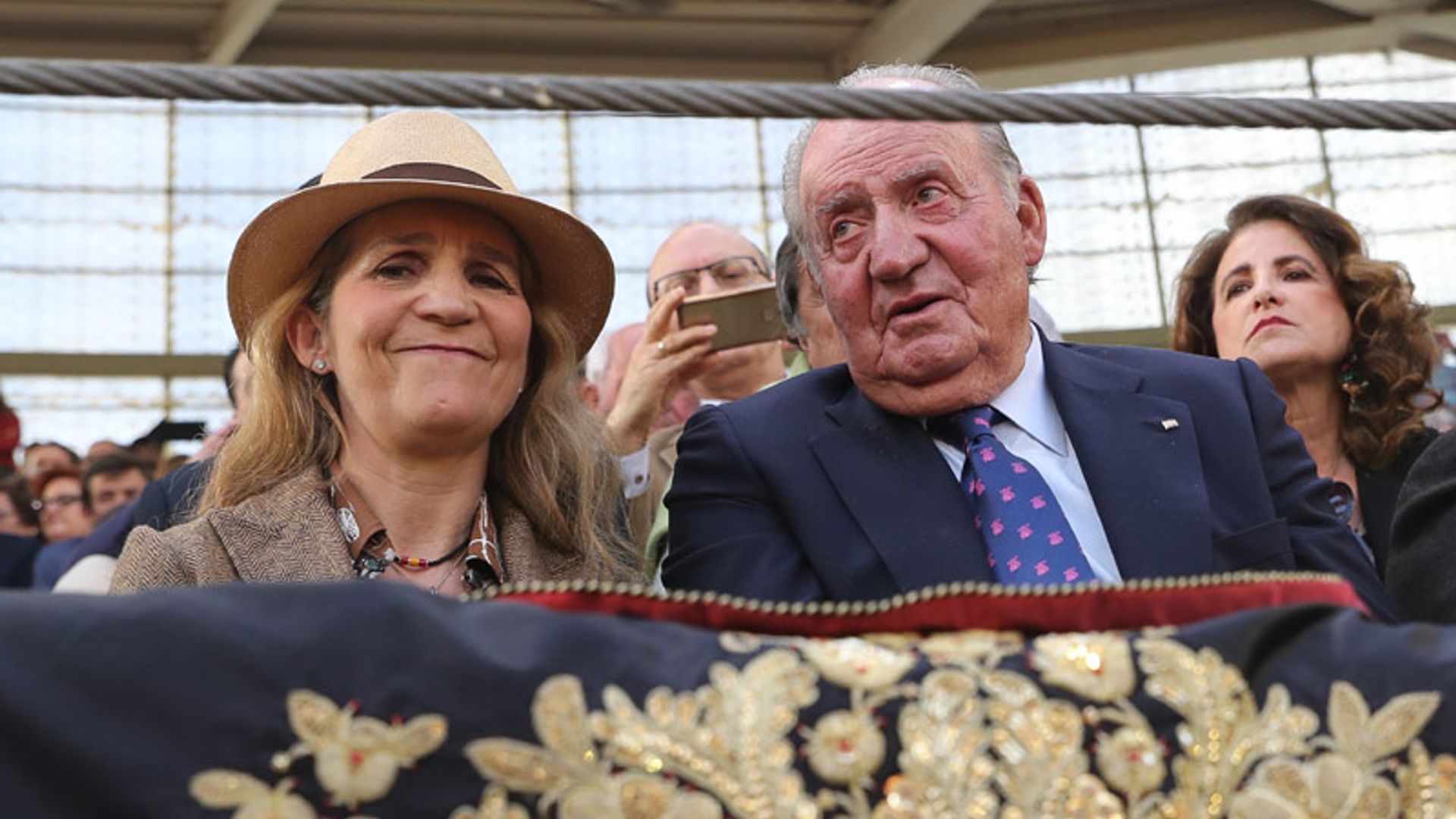 ¡Por la puerta grande! Así ha reaparecido el rey Juan Carlos en los toros junto a la infanta Elena