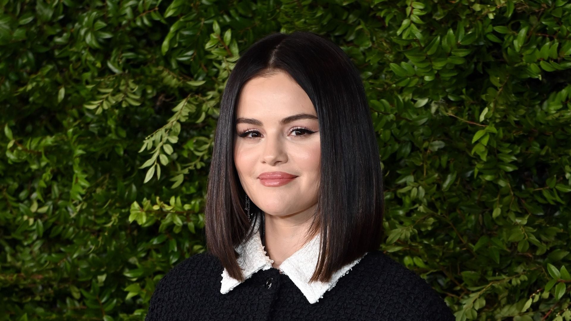 Selena Gomez celebra su último éxito rodeada de actrices y apostando por un 'look amuleto' de origen francés