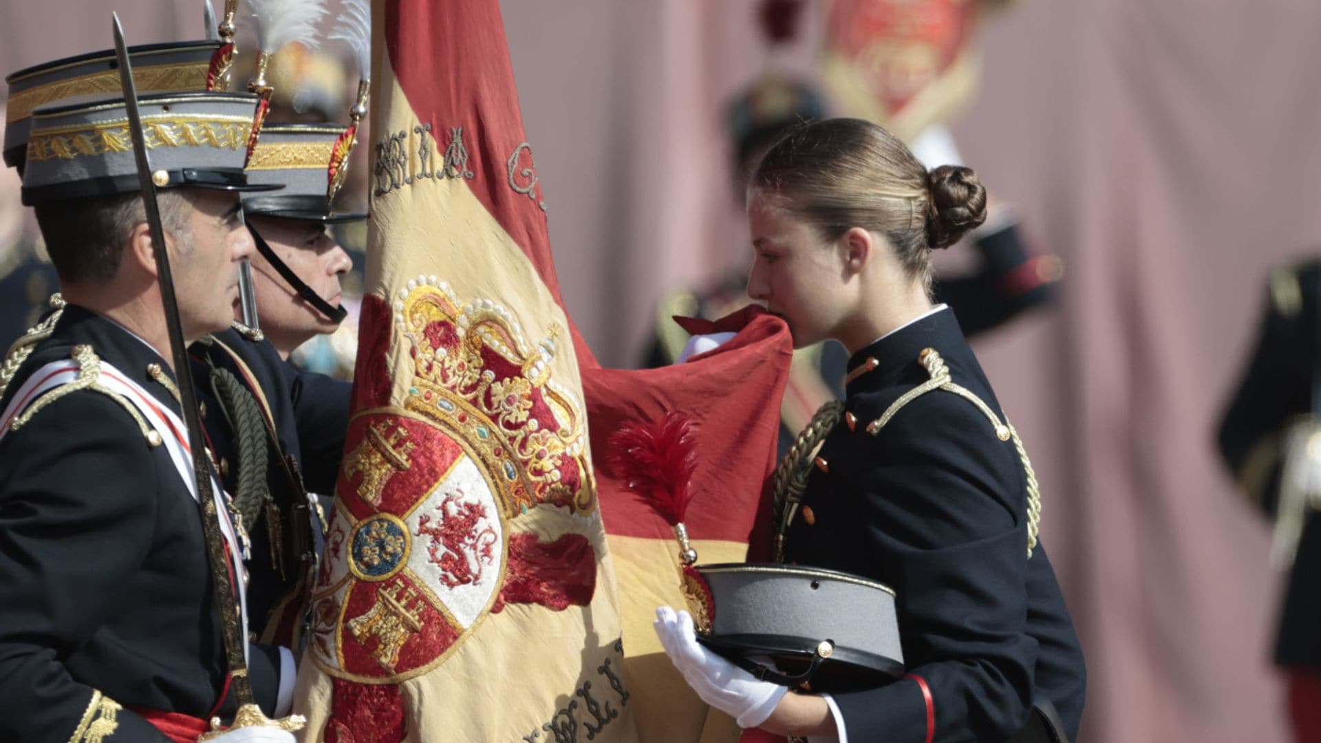 No te pierdas el vídeo viral de la princesa Leonor besando la bandera