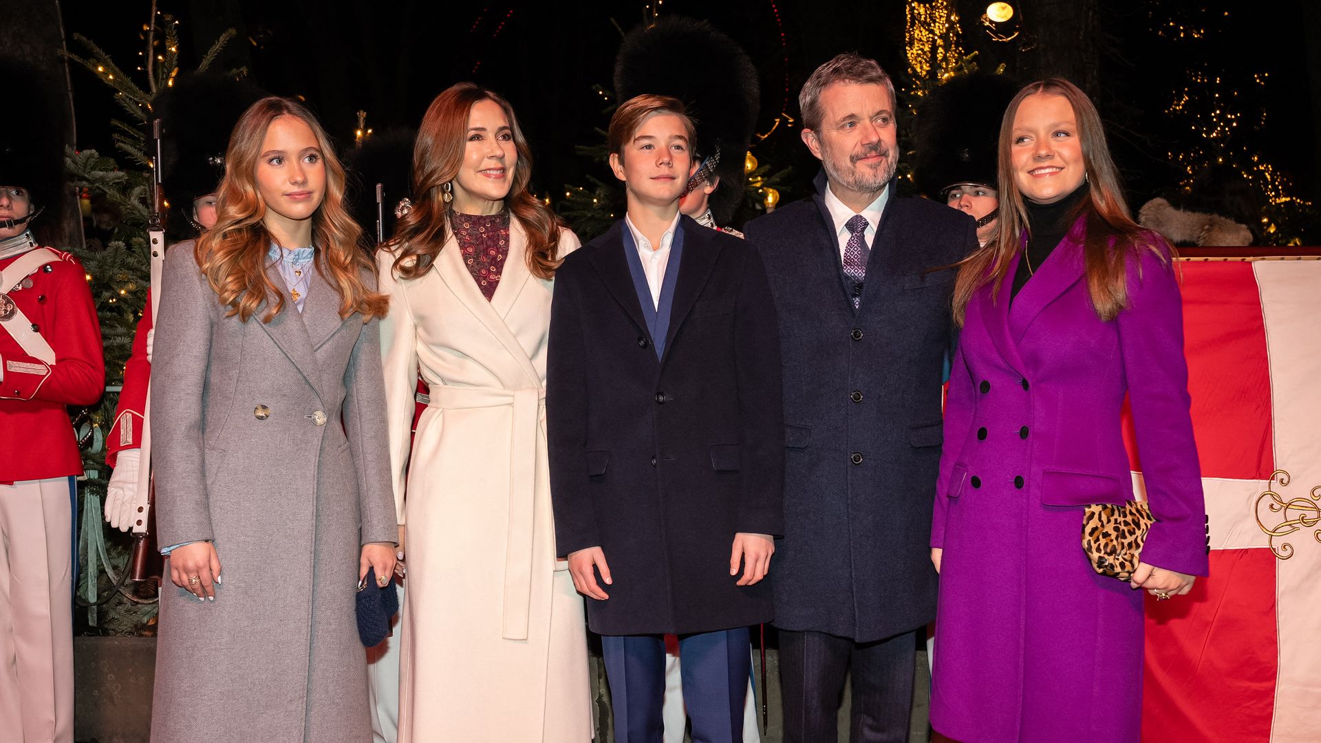 Isabella de Dinamarca con un abrigo morado