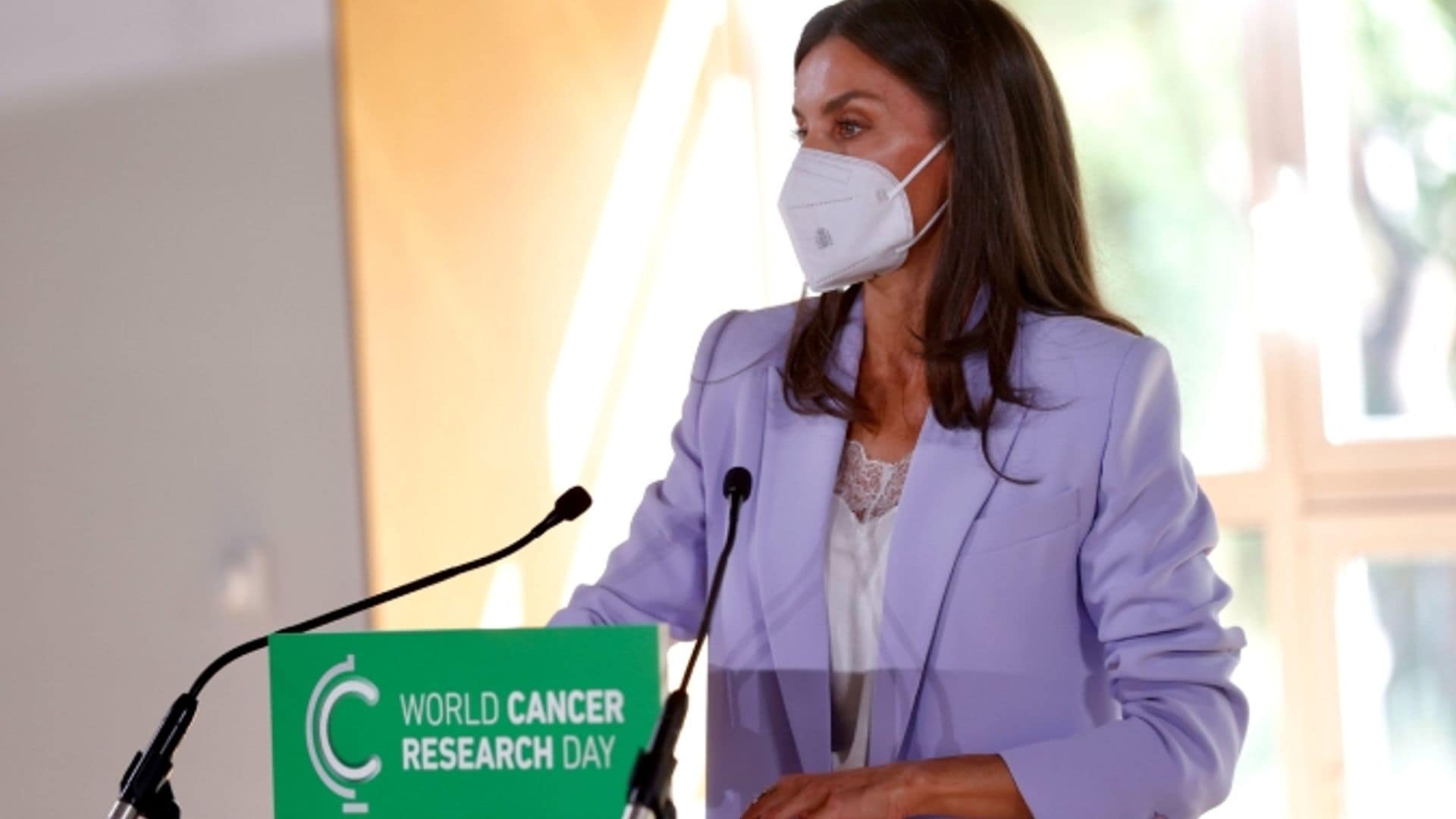 Doña Letizia confía en que la colaboración en la investigación contra el cáncer aumentará las posibilidades de avanzar