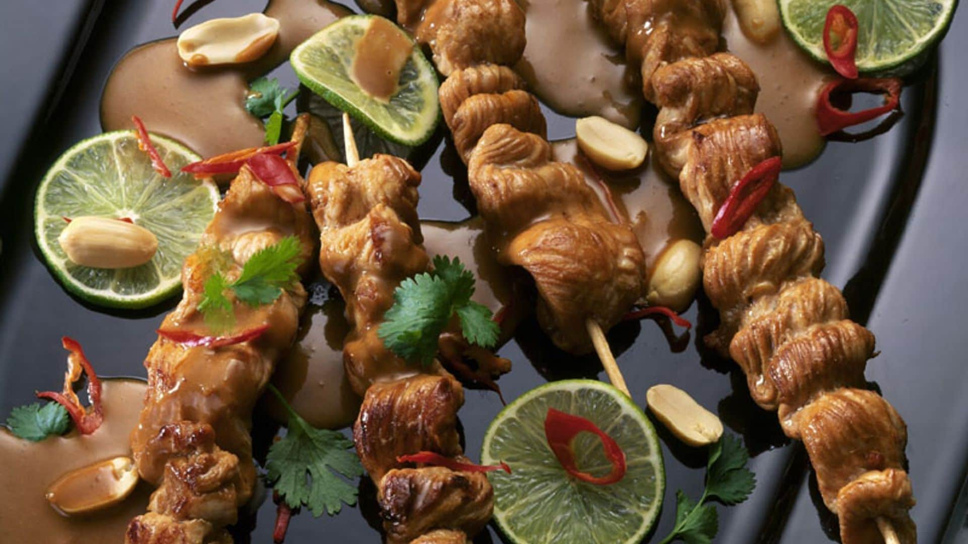 Brochetas de pavo con salsa de crema de cacahuete y lima