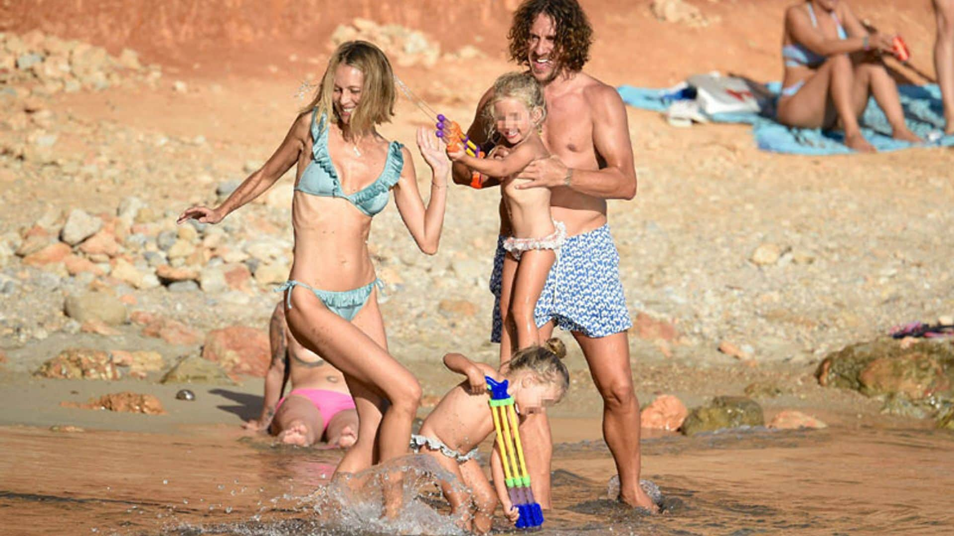 Castillos de arena y baños en el mar: Carles Puyol y Vanesa Lorenzo, día de playa con sus hijas en Ibiza