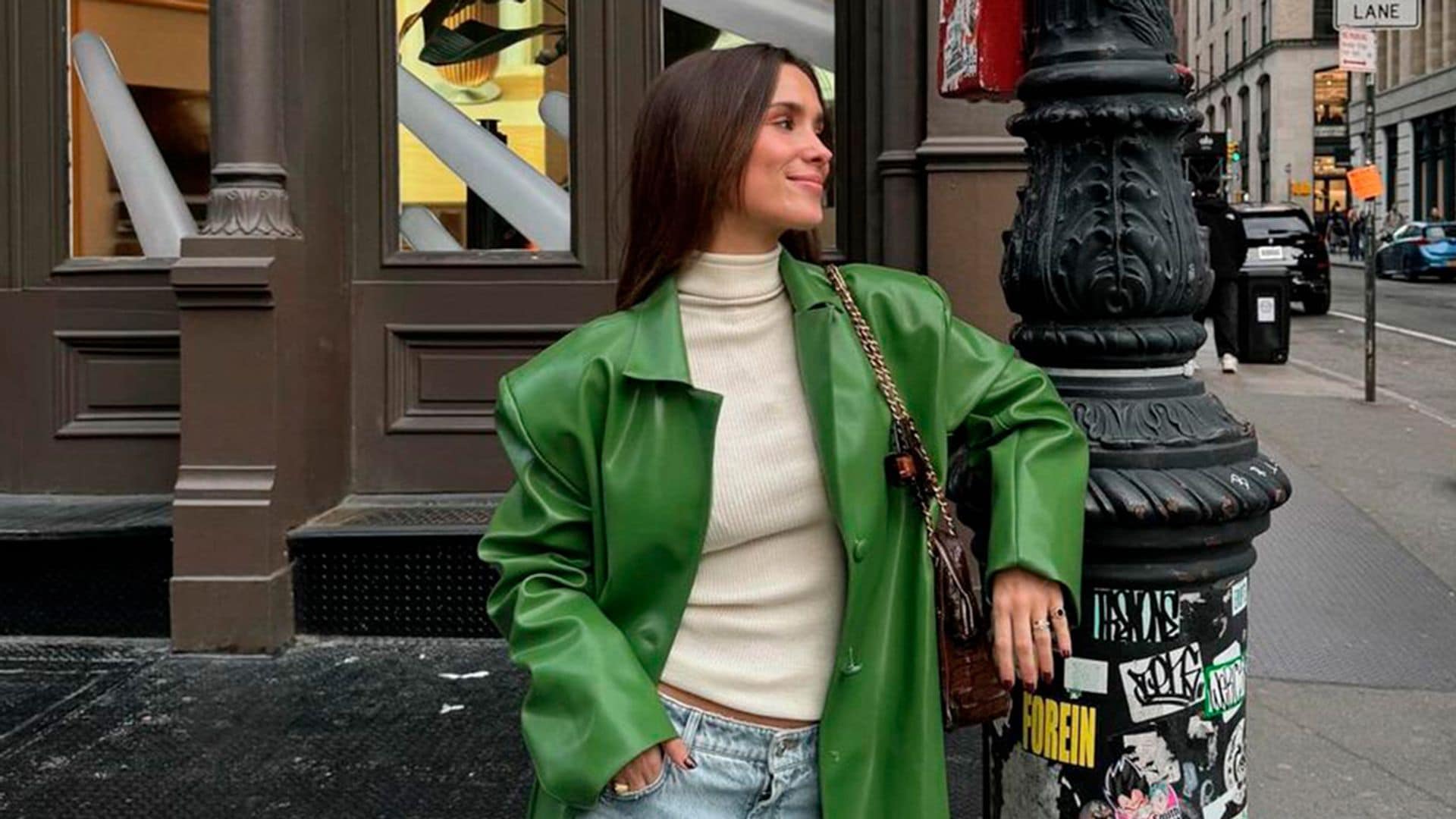 Alerta FASHION: el nuevo abrigo 'Matrix' es verde y ya lo llevan las chicas con más estilo 💚