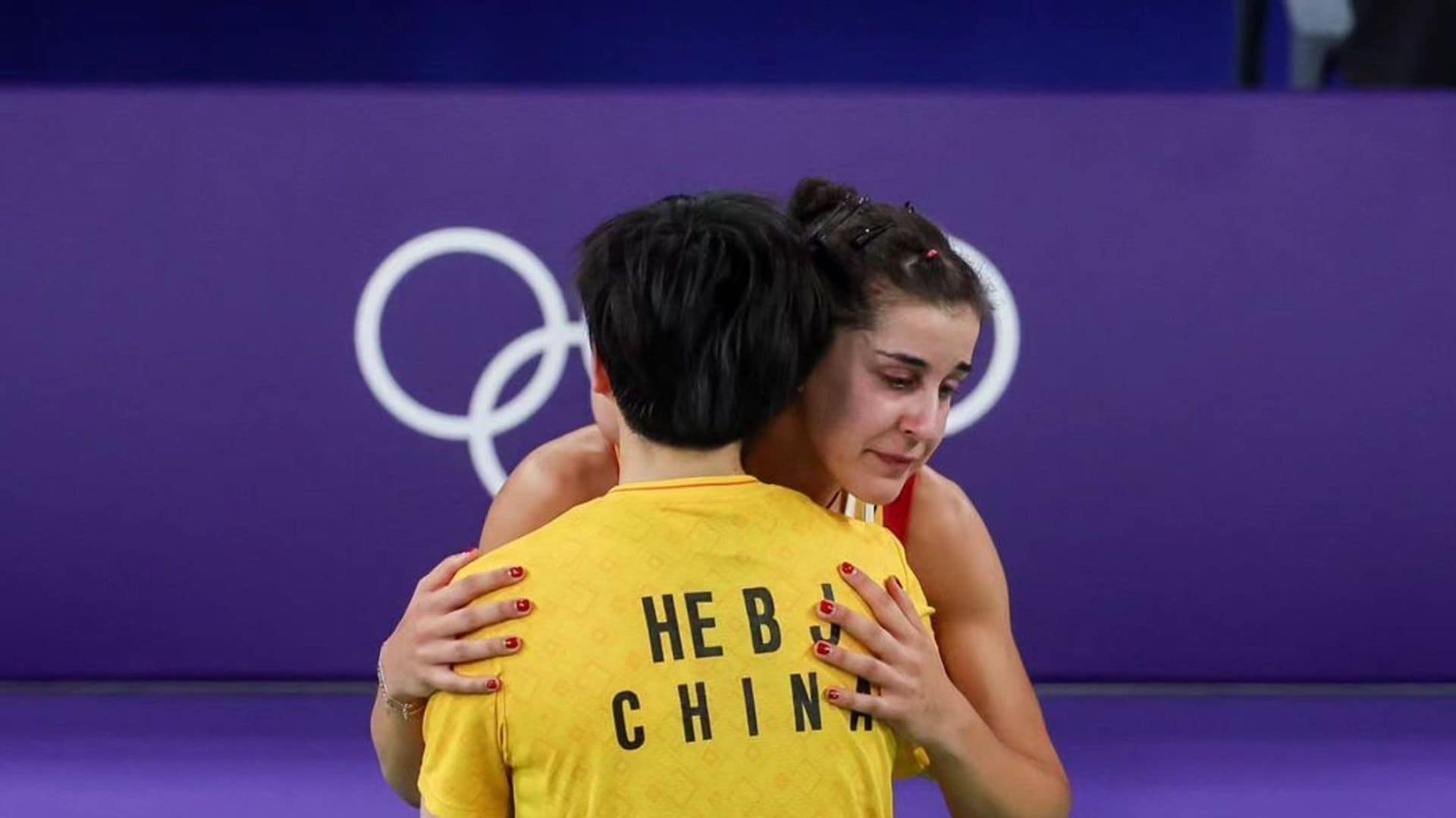 El precioso gesto de la contrincante de Carolina Marin al recoger su medalla