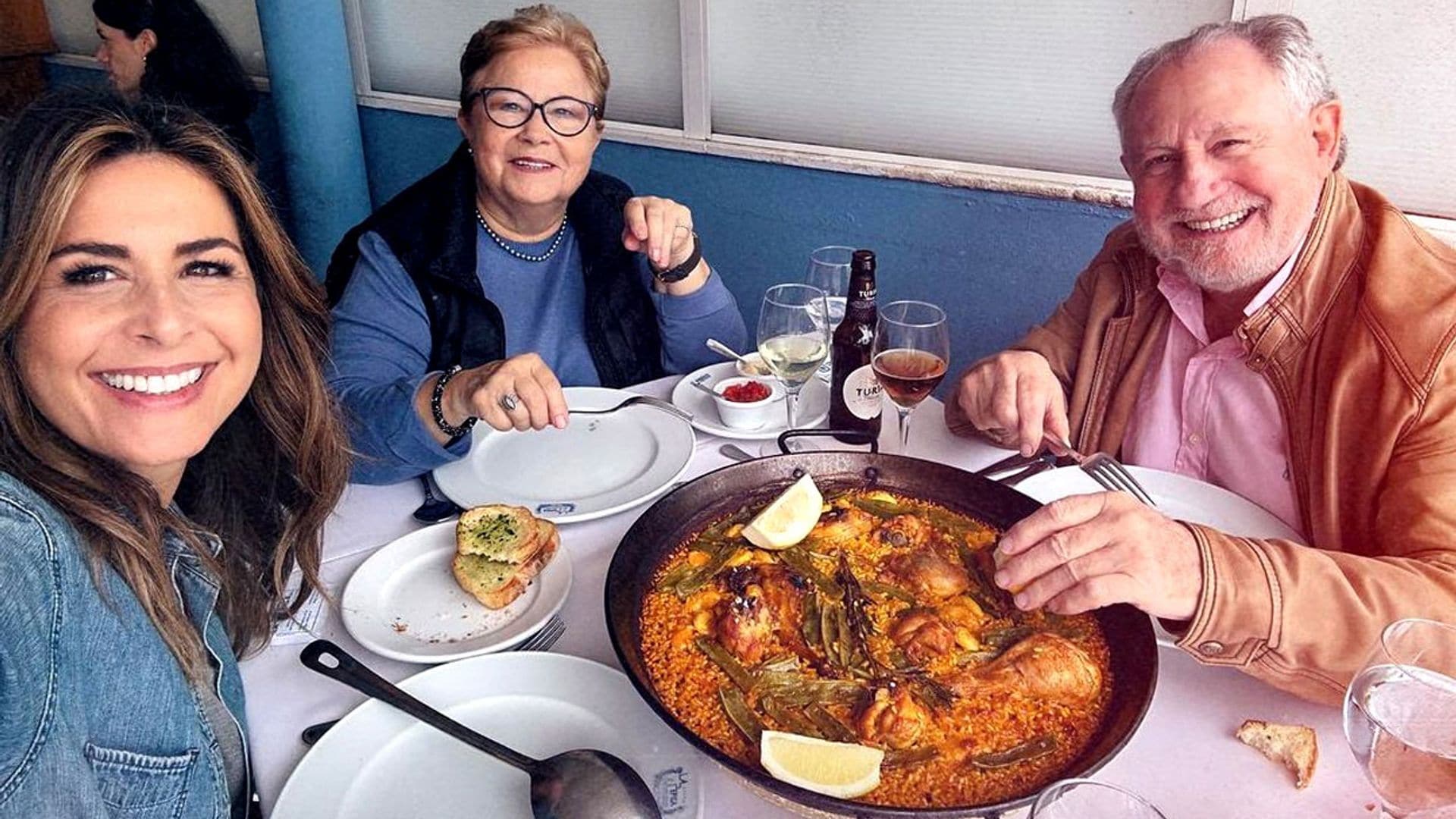 Nuria Roca y Juan del Val posan orgullosos con sus respectivos padres por las fechas navideñas