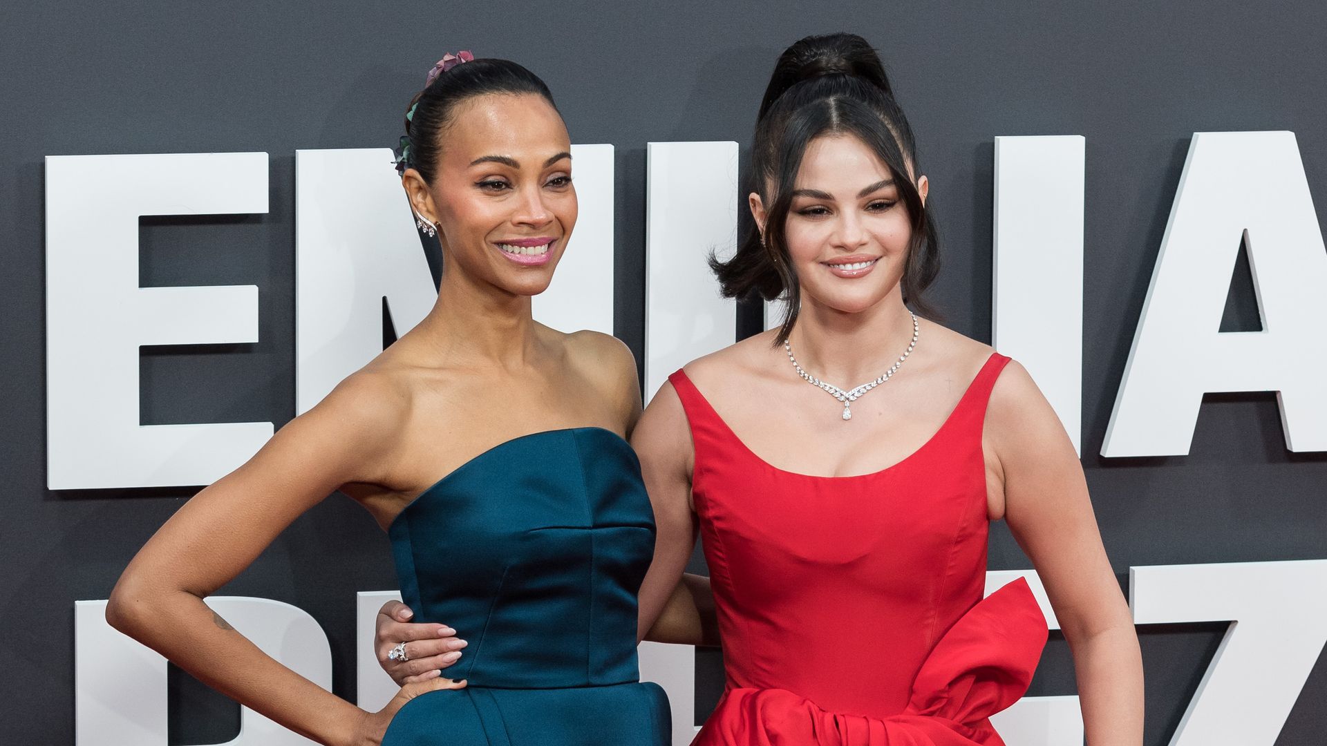 Selena Gómez y Zoe Saldaña destacan con sus 'looks' en la premier de Emilia Pérez en Londres