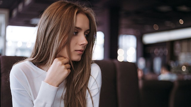 mujer mirada perdida