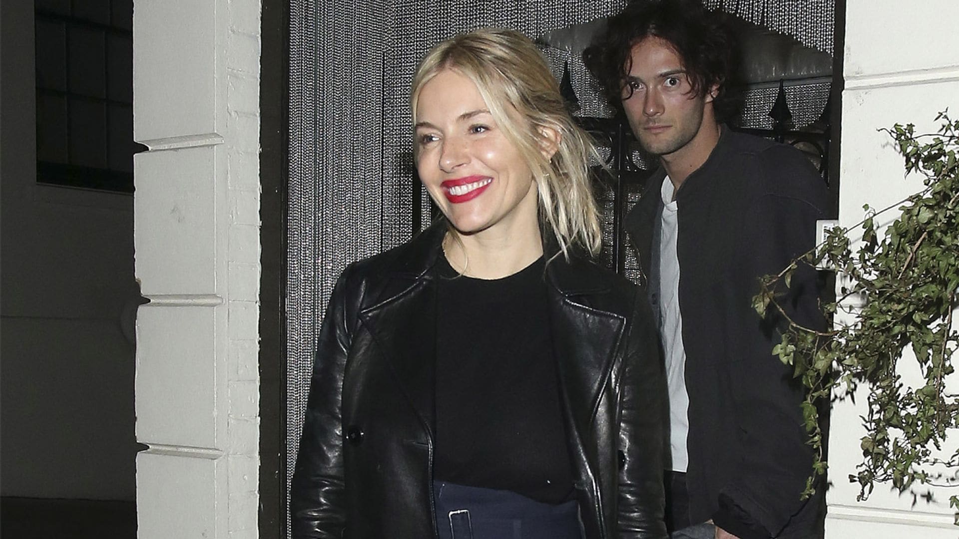 La cita de Sienna Miller y su novio, Oli Green, en el debut teatral de Cara Delevingne