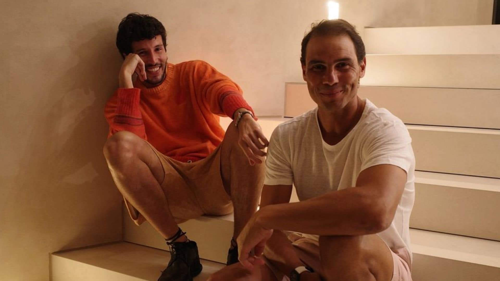 Sebastián Yatra y Rafa Nadal en la escalera de la casa del tenista