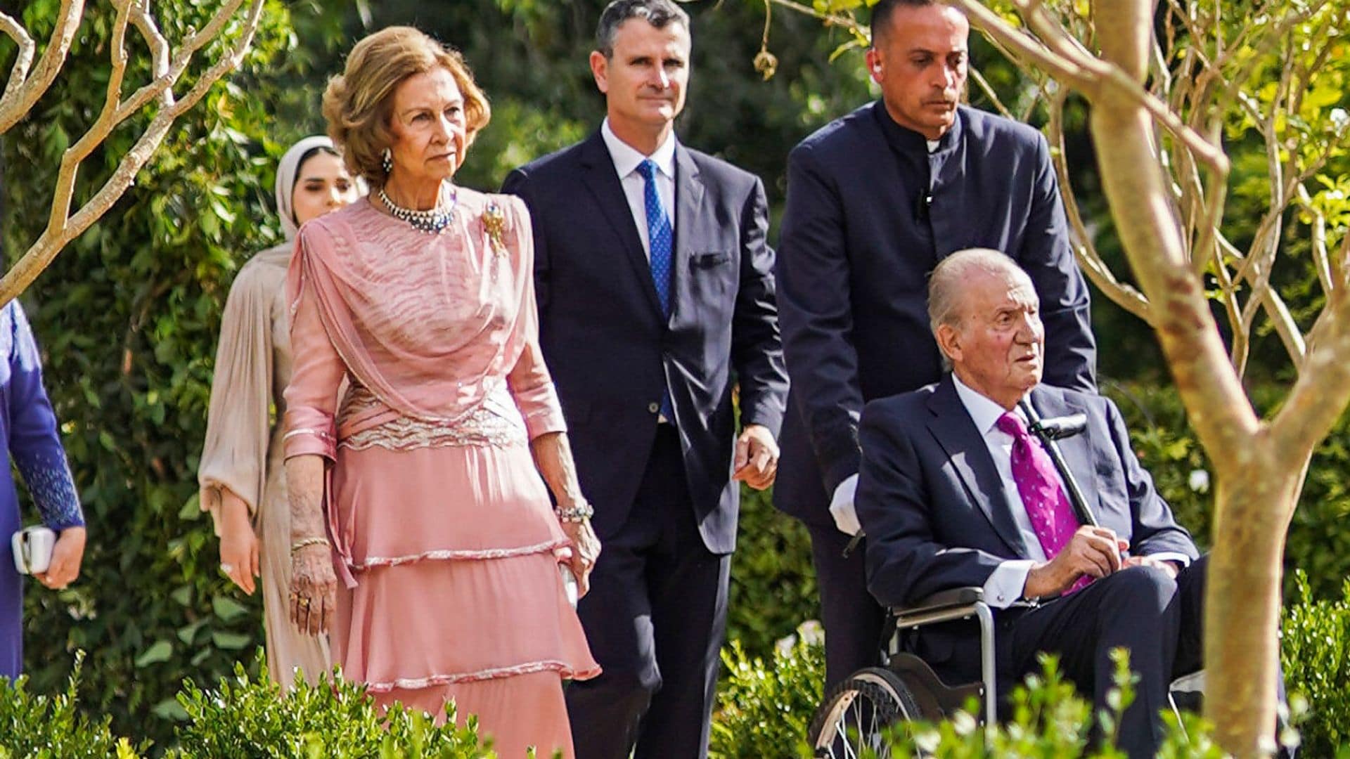 Los reyes Juan Carlos y Sofía acuden juntos al enlace real del heredero Hussein de Jordania