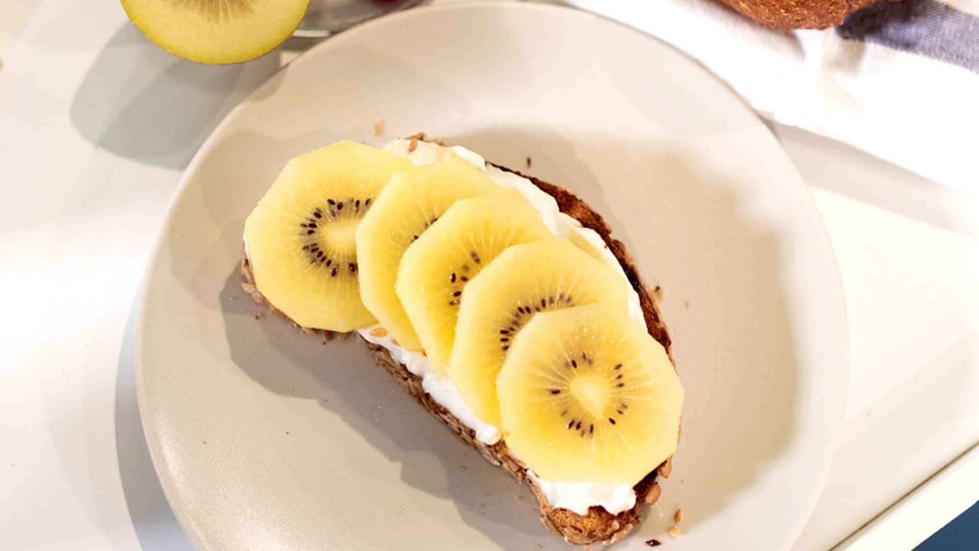 Tostadas de queso crema con kiwi y semillas