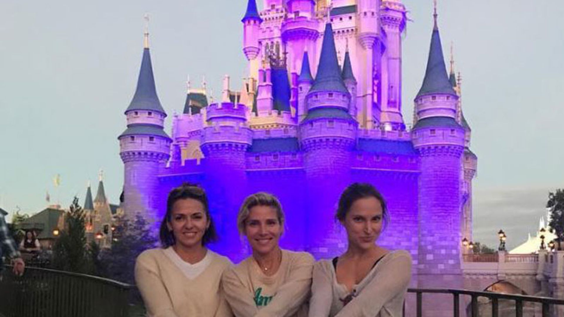 Elsa Pataky lleva a sus hijos a Disney World