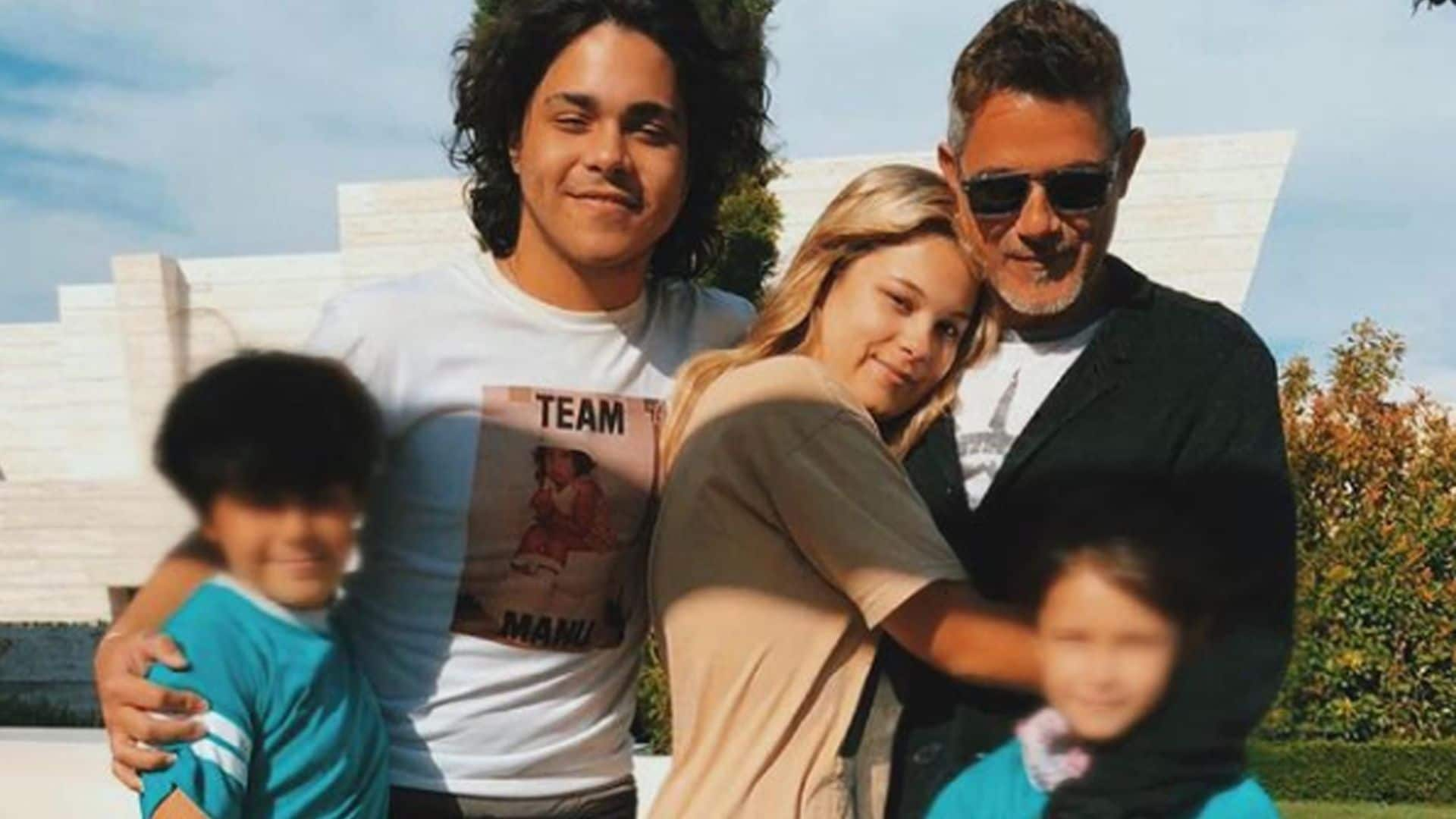 La inmensa felicidad de Alejandro Sanz en la última imagen con sus cuatro hijos