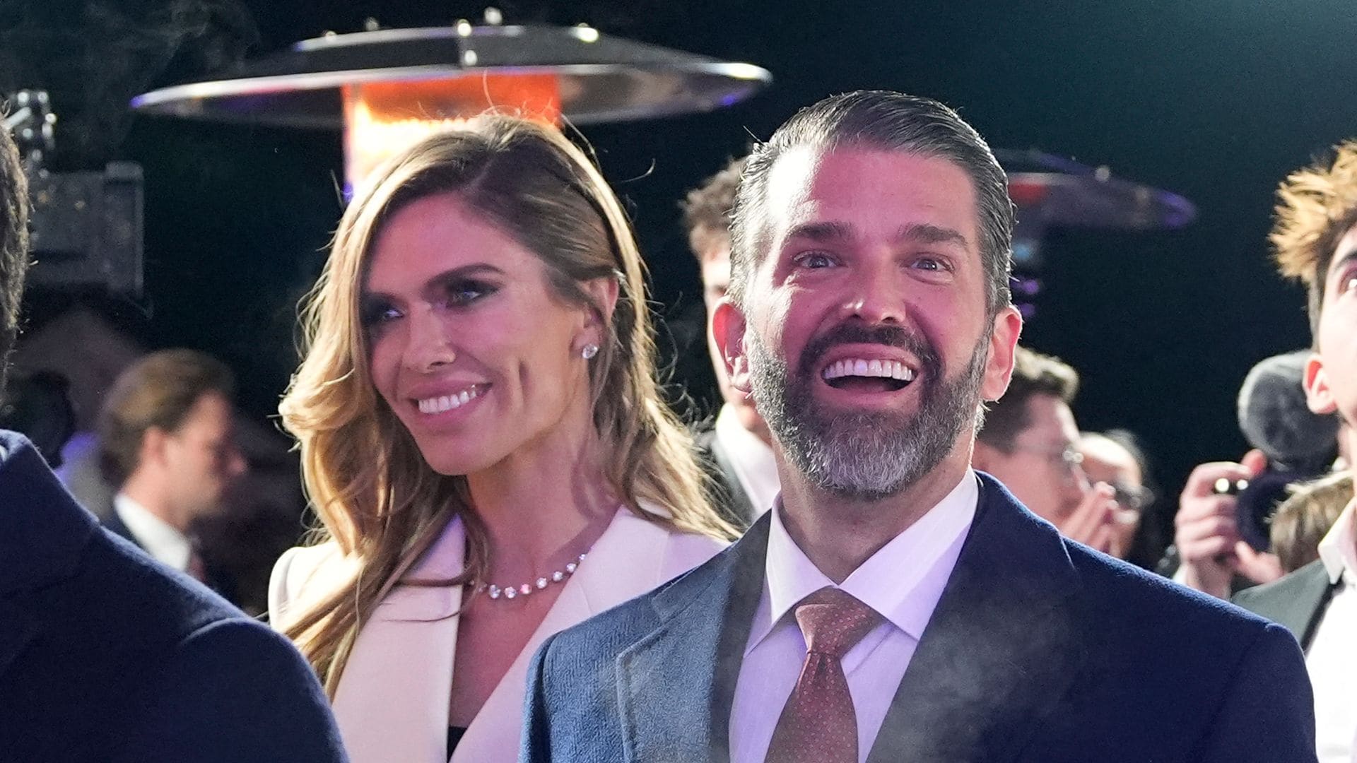 Donald Trump Jr. aparece en público con Bettina Anderson durante las festividades de la investidura