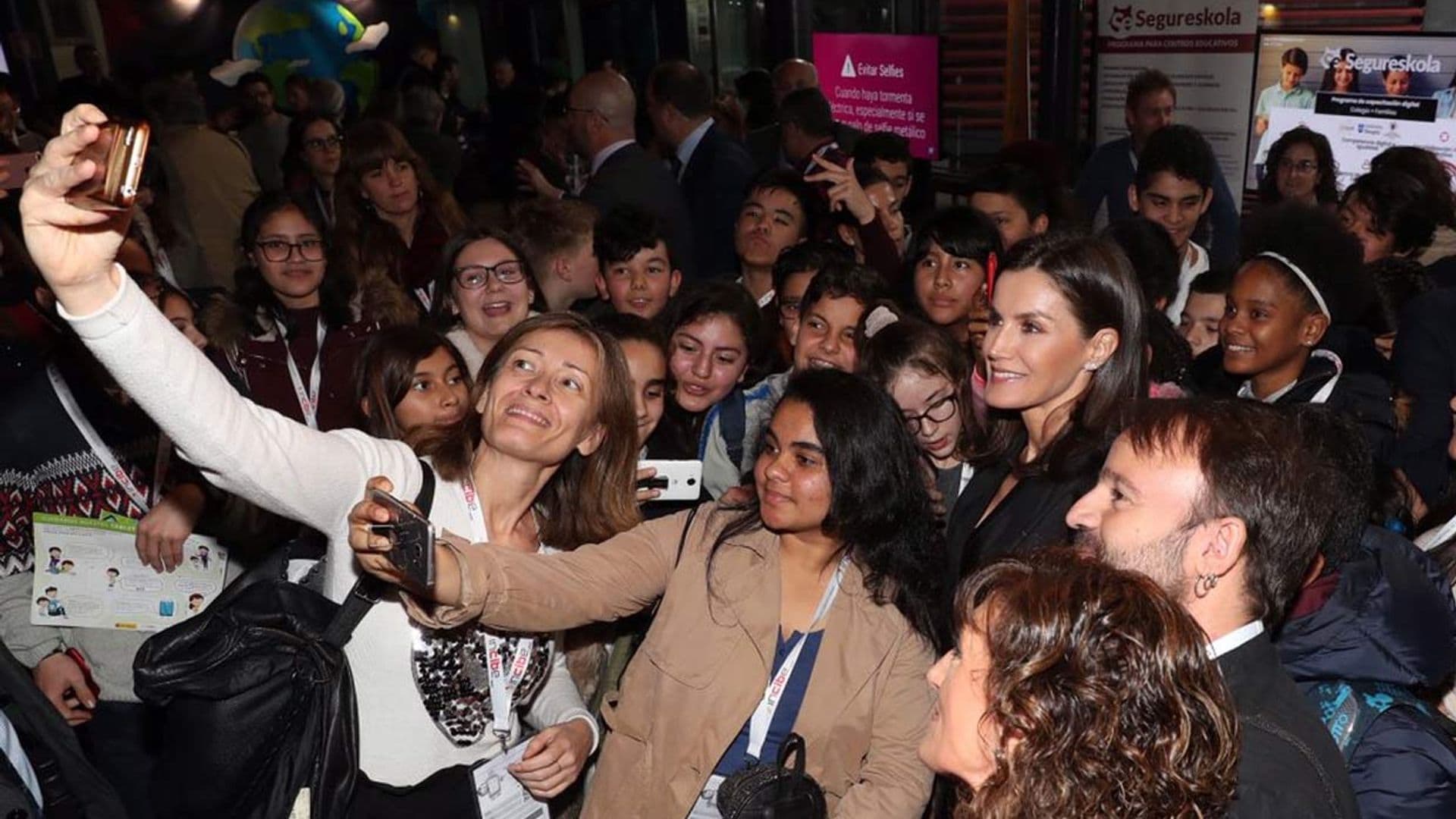 Doña Letizia, reina del 'selfie' con un grupo de adolescentes