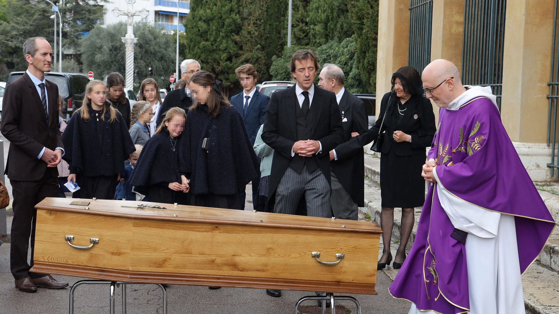 La familia imperial austriaca arropa a los cinco hijos de la archiduquesa Estelle en su funeral