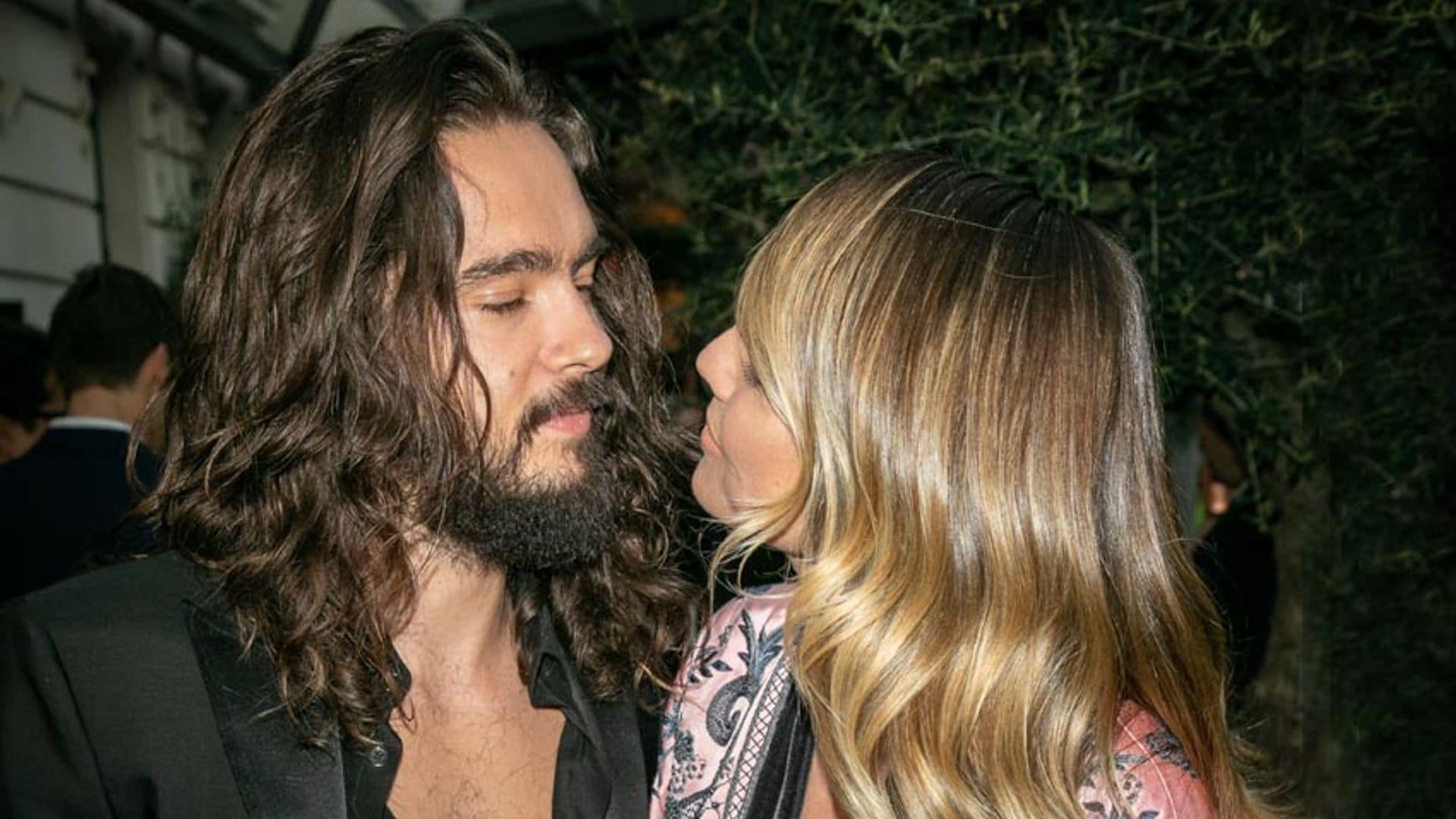 Heidi Klum y Tom Kaulitz reviven su primer beso sobre la alfombra roja un año después