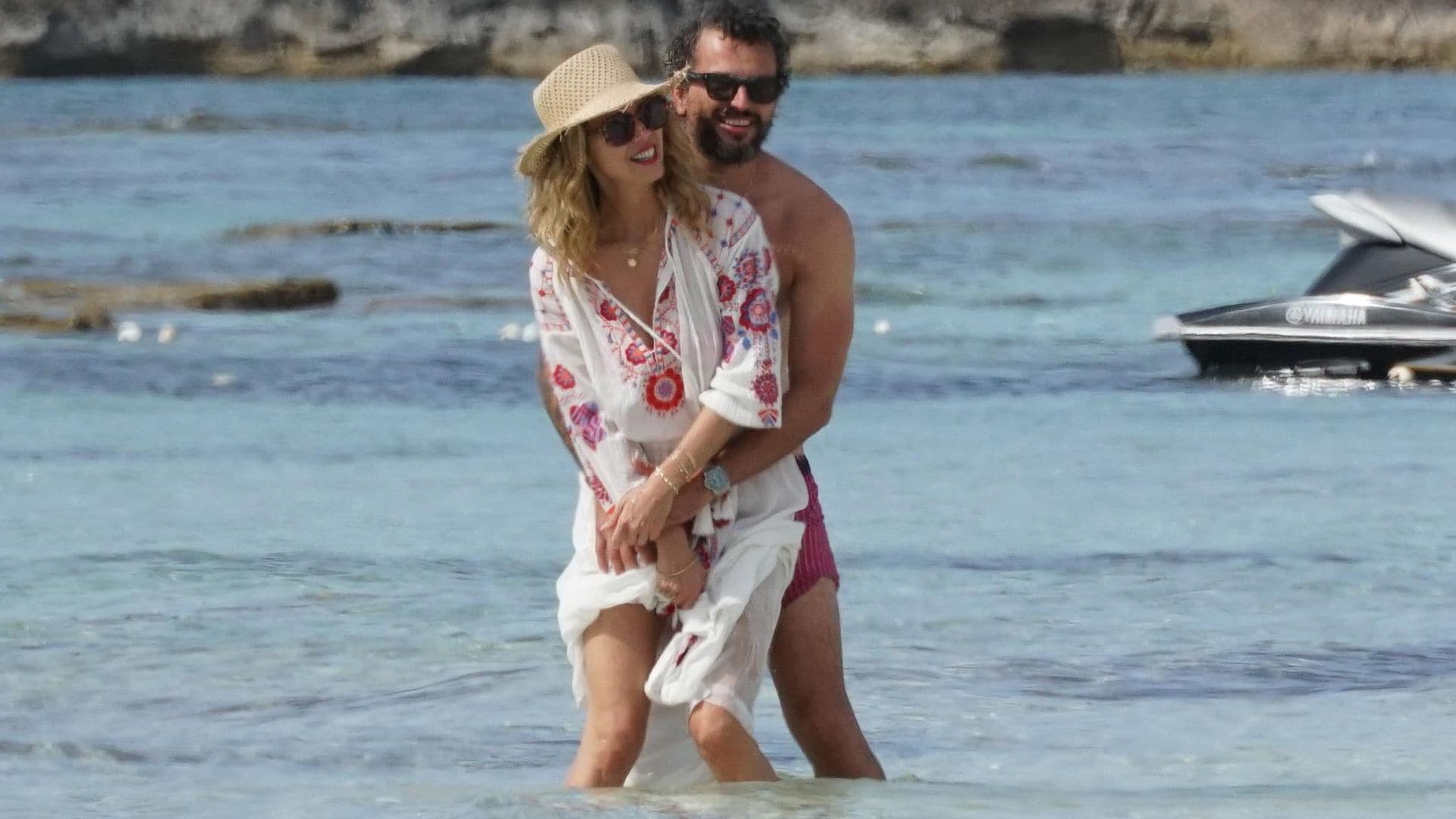 Juana Acosta y su novio, Charles Alazet: las imágenes de sus idílicas vacaciones en Ibiza
