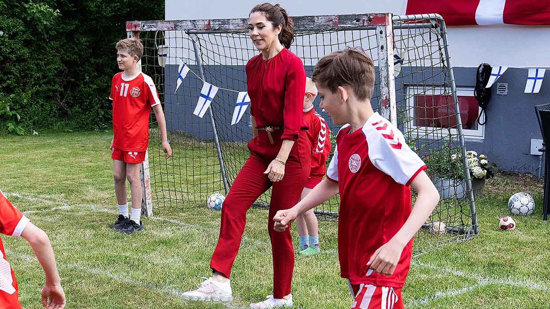 Mary de Dinamarca, como una auténtica aficionada, anima a su selección en el pase a semifinales