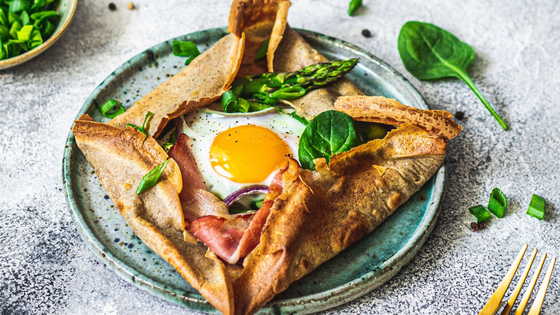 Crepes de jamón, huevo y espárragos al horno