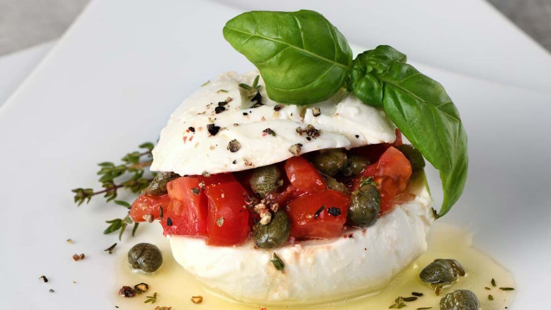 Mozzarella rellena de tomate y alcaparras con aceite picante