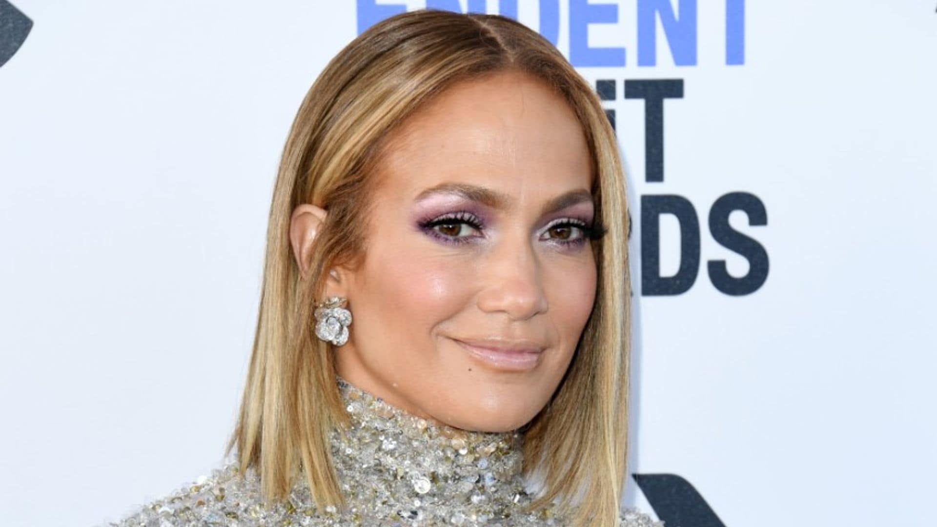 De Zara a Jennifer Lopez, el malva llega a los looks de invitadas más potentes