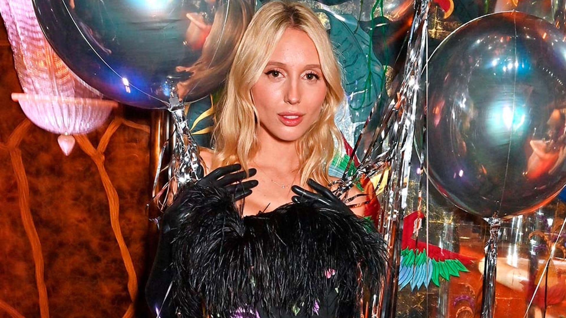 Olympia de Grecia y su look cómodo de fiesta con el mono de terciopelo que adora Hailey Bieber