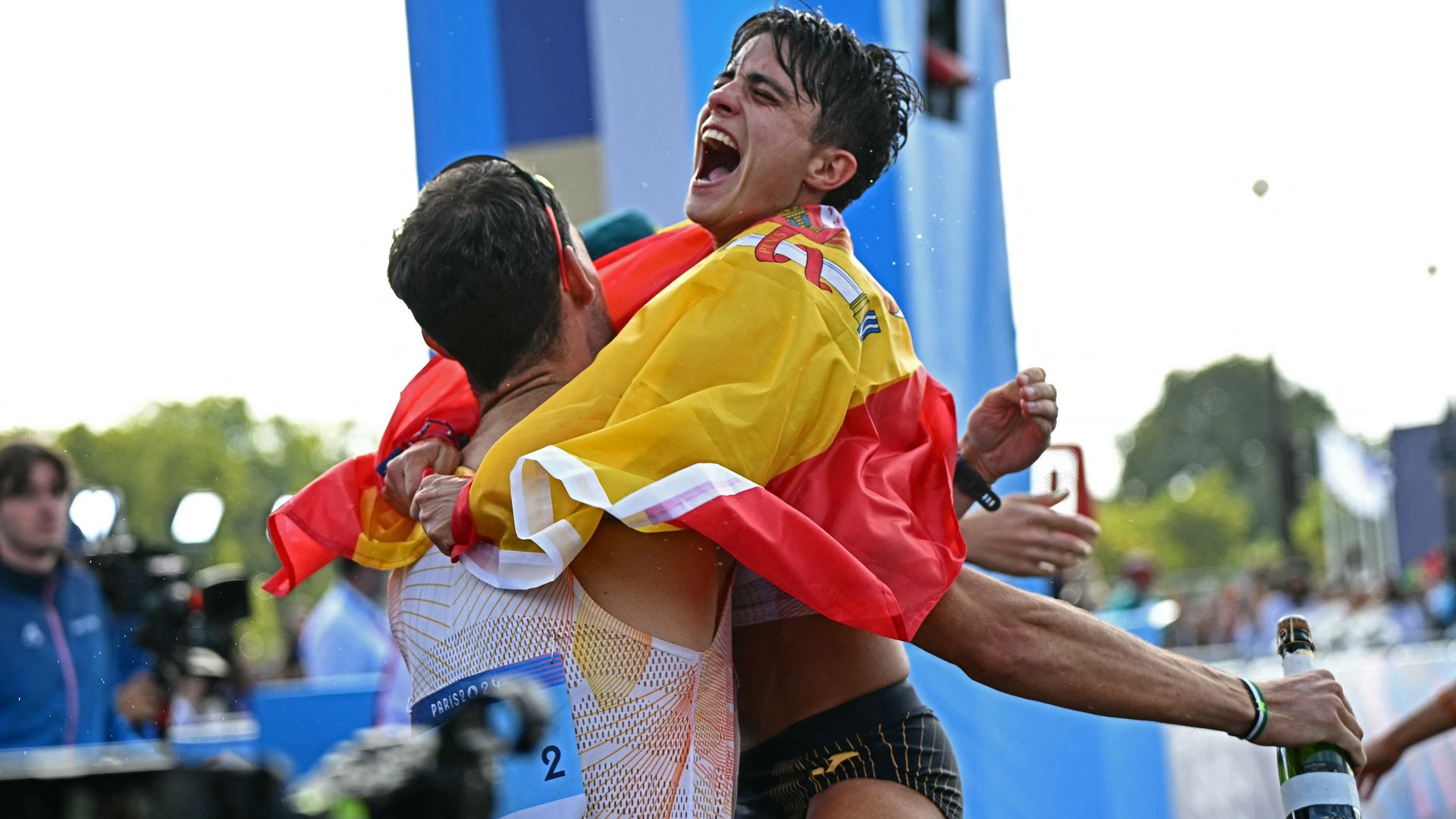 Los atletas españoles María Pérez y Álvaro Martín celebran su victoria en la prueba olímpica del maratón de marcha por relevos mixta en los Juegos de París 2024