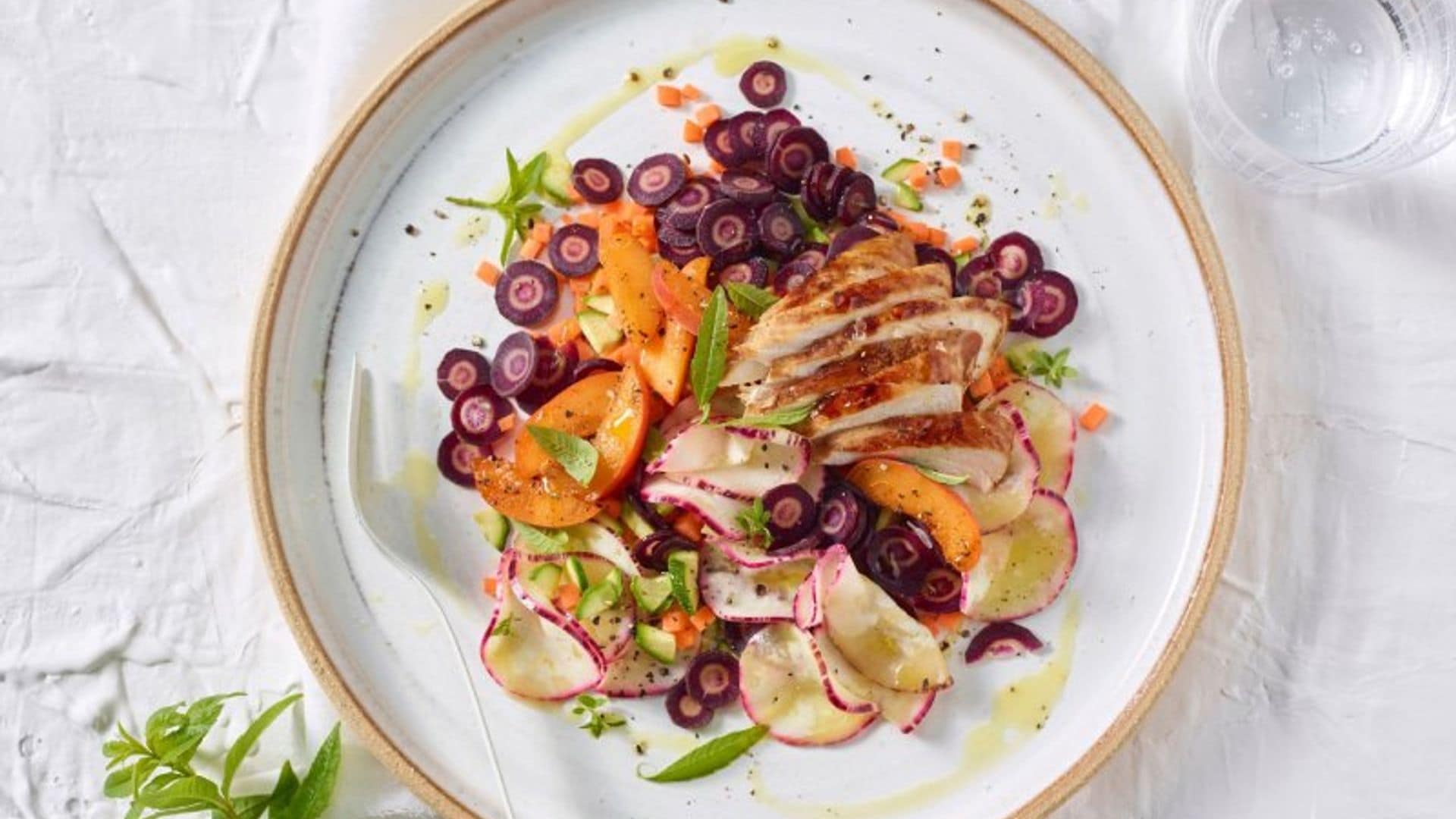 Ensalada de zanahoria morada, melocotón y pollo